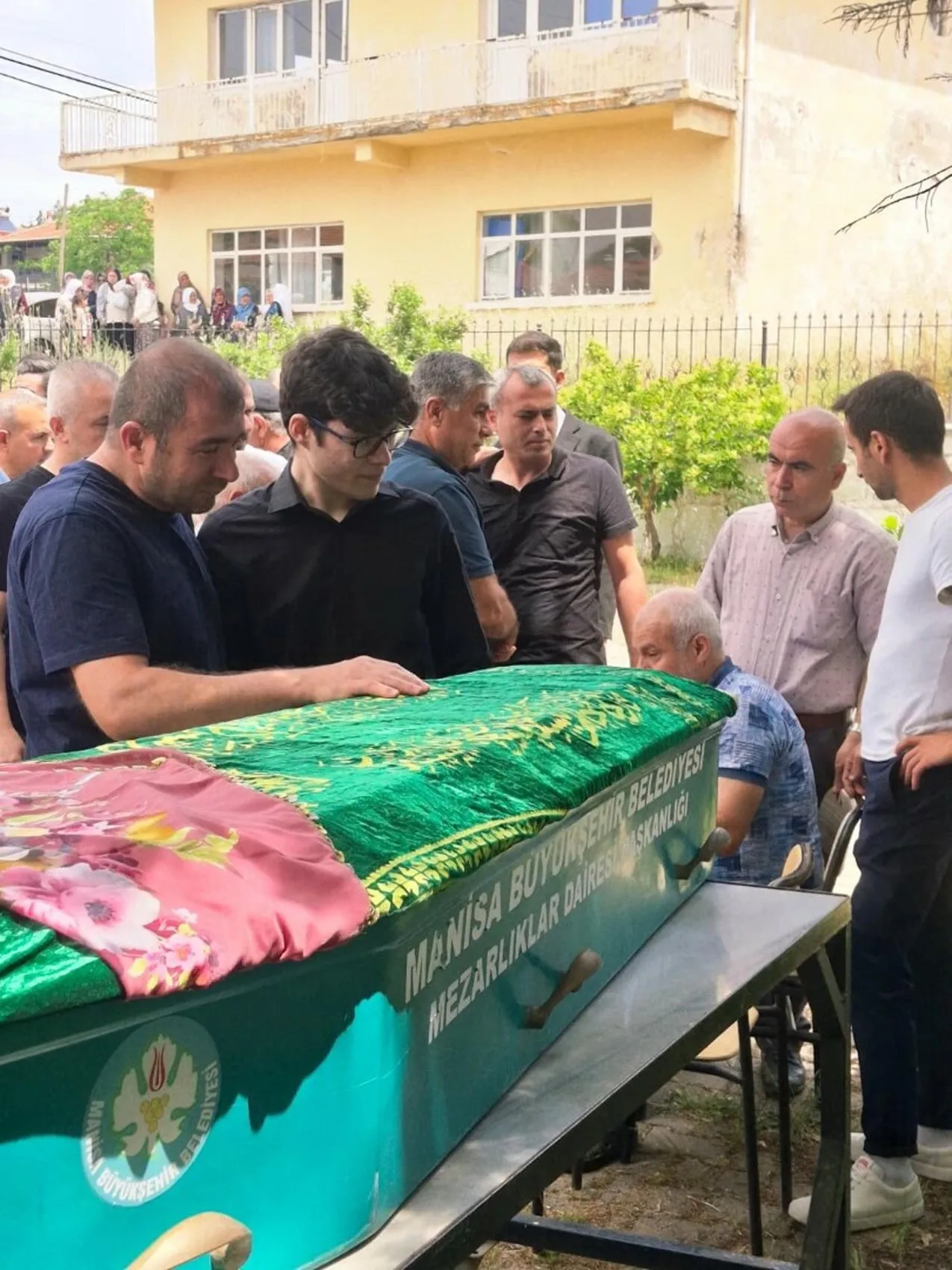 Manisa üniversite öğrencisi Zehra Kaçar'ı son yolculuğuna uğurladı