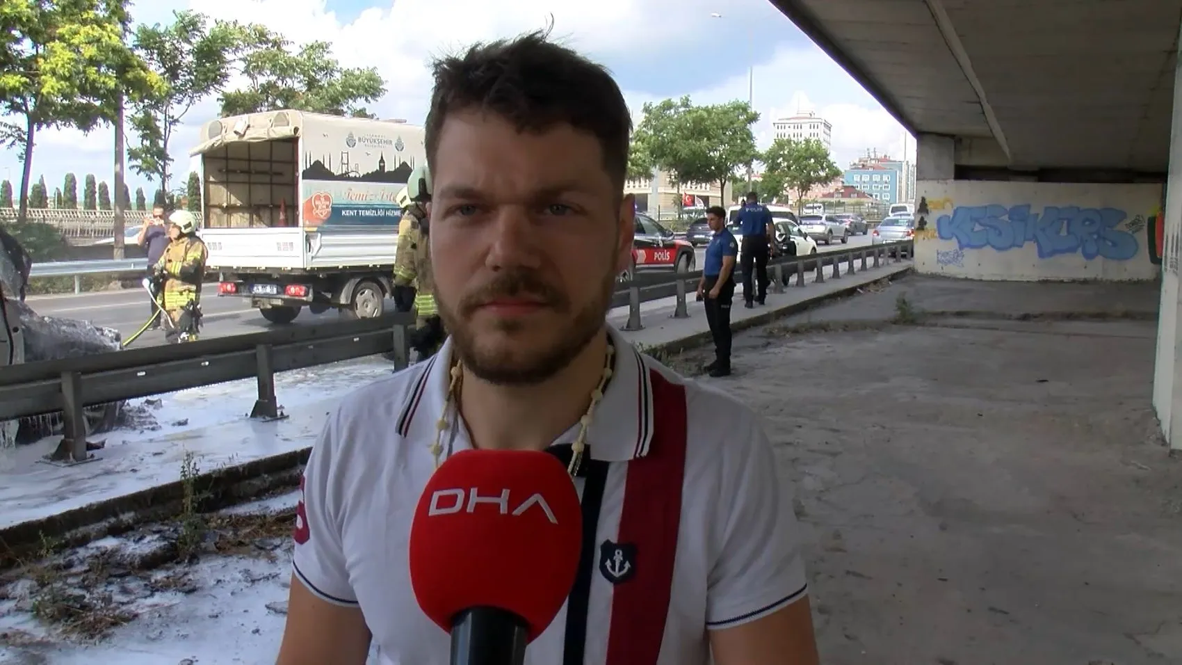 Üsküdar D-100 trafiğinde seyir halindeki otomobil alevlere teslim oldu