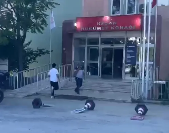 YKS günü polisten öğrencilere hayat kurtaran hızır servisi