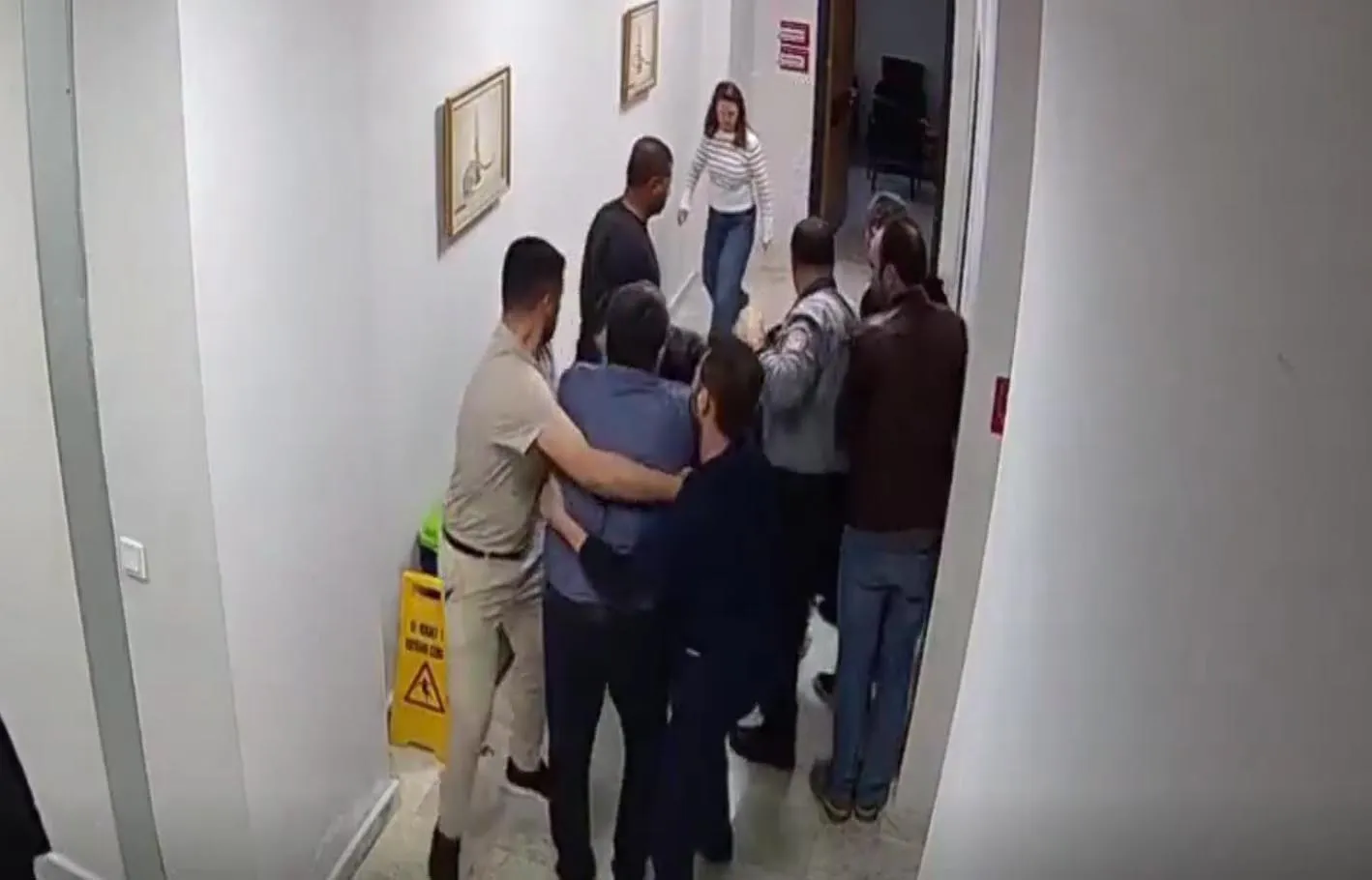 Eskişehir'de hastane müdürü personeline yumruk attı
