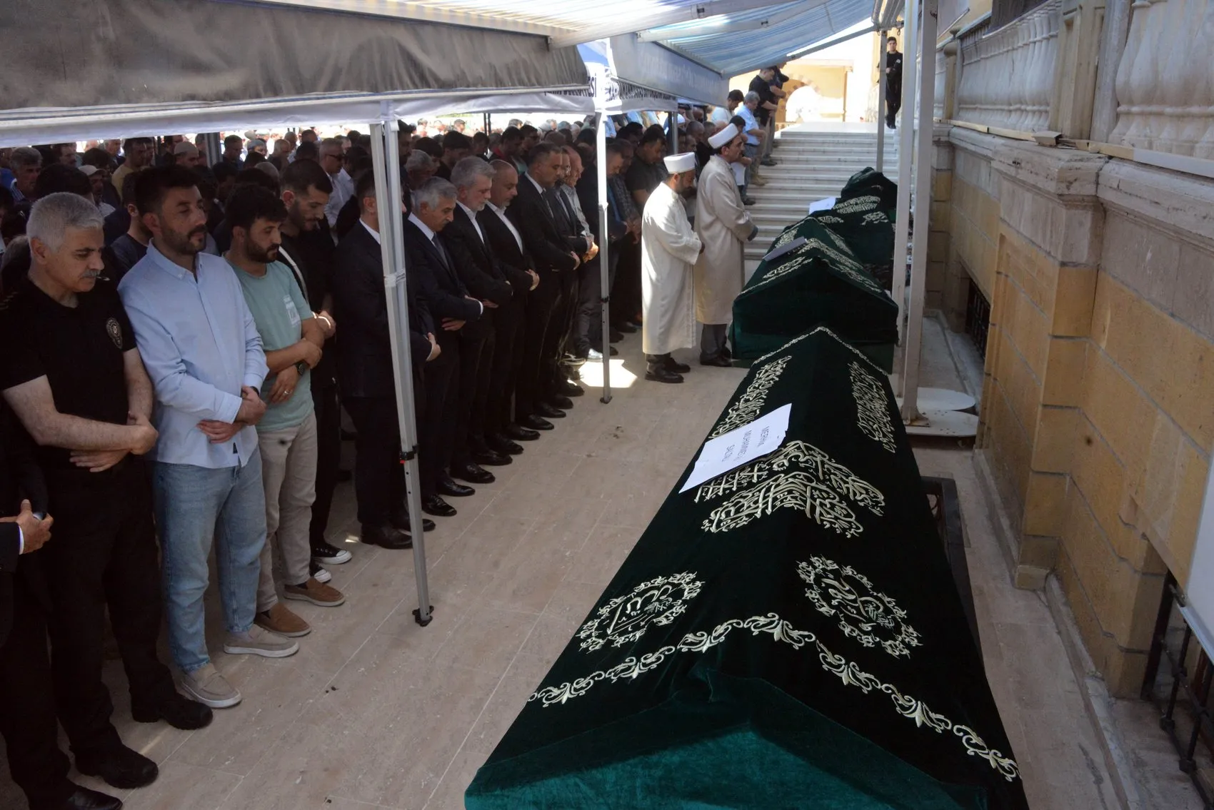 Kahramanmaraş'ta acı veda Yangında hayatını kaybeden 3 kardeş defnedildi