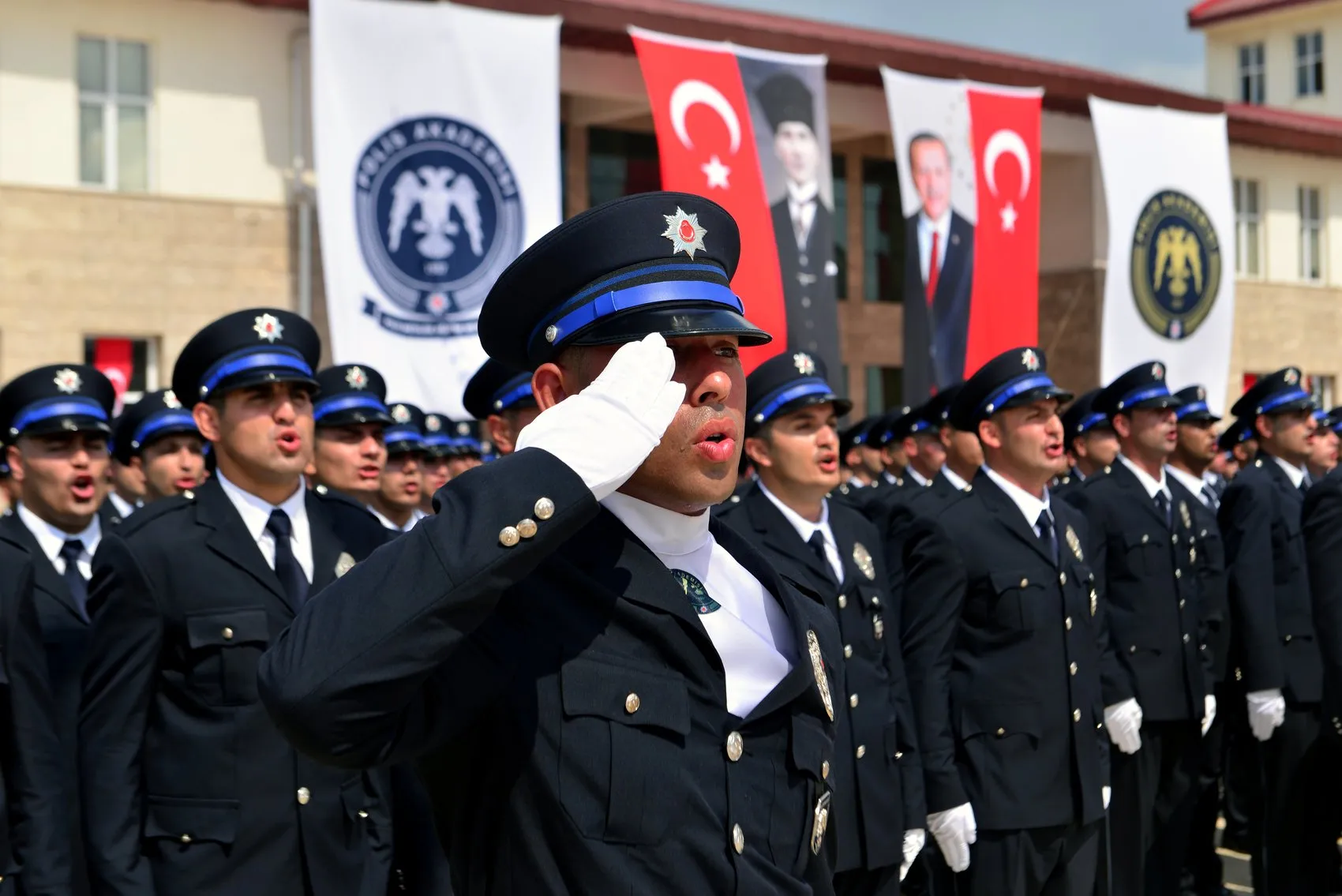 Adana'da polis mezuniyetinde sürpriz evlilik teklifi