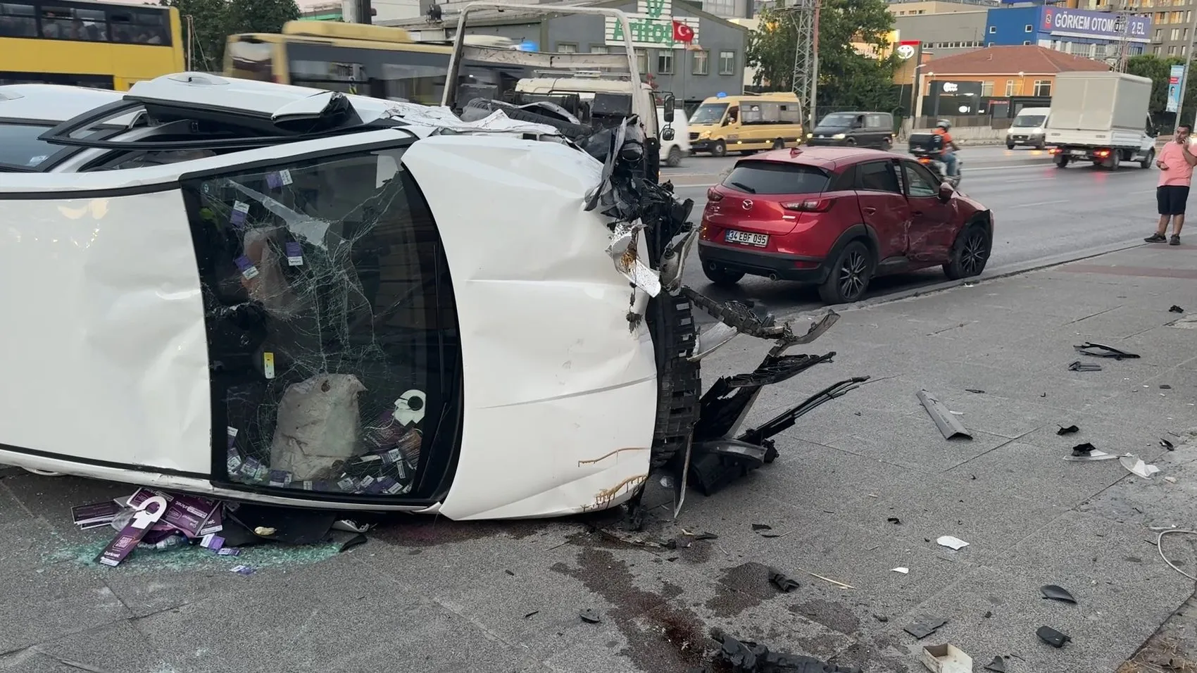 Avcılar'da kontrolden çıkan otomobil takla atarak devrildi