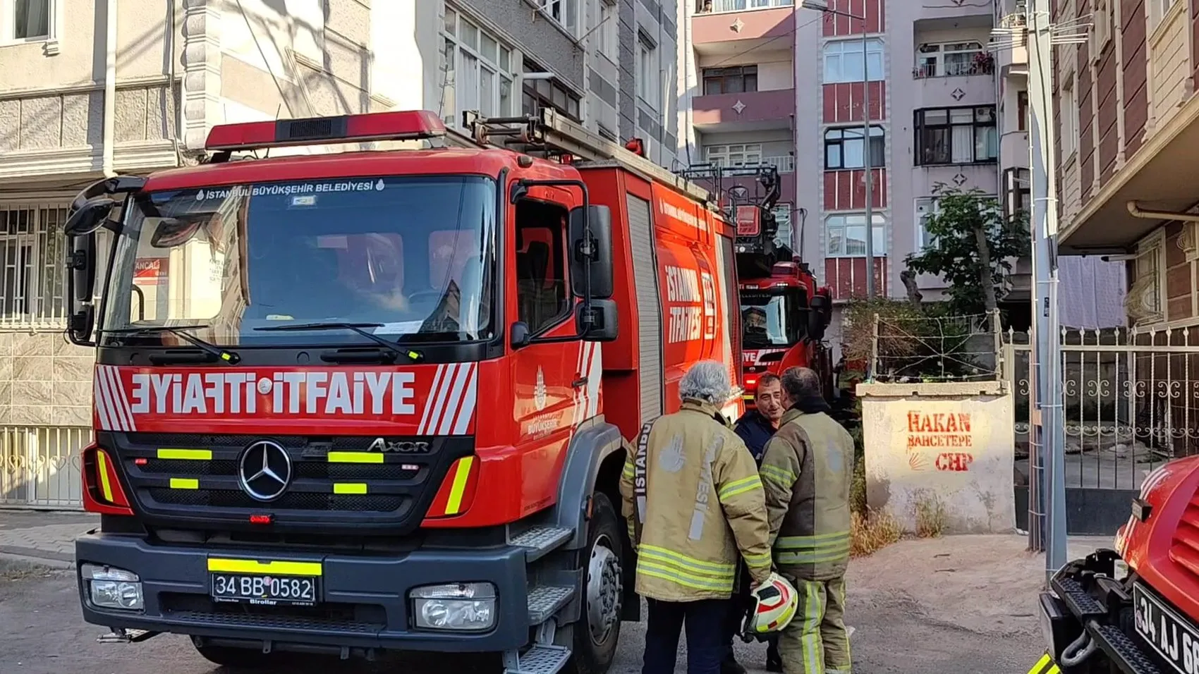 Gaziosmanpaşa’daki yangında korku dolu anlar Kardeşler ambulansta kavuştu