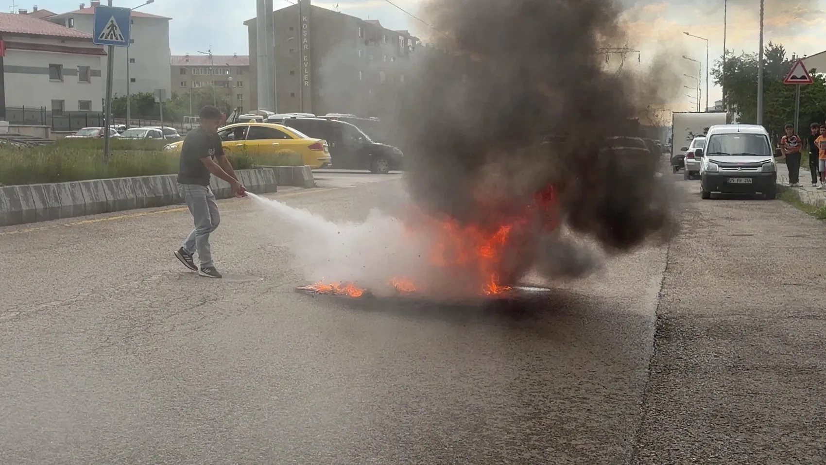 Tamirden çıkan motosiklet yolda alev topuna döndü