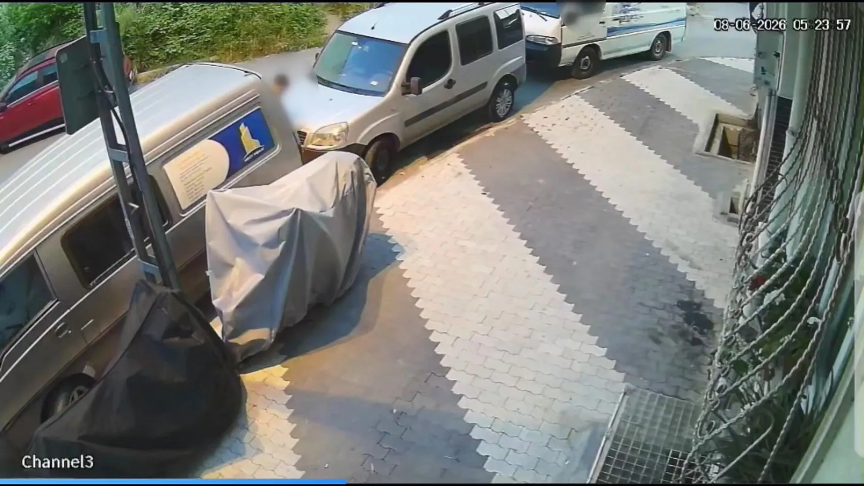 Arnavutköy’de park halindeki minibüs 90 saniyede çalındı