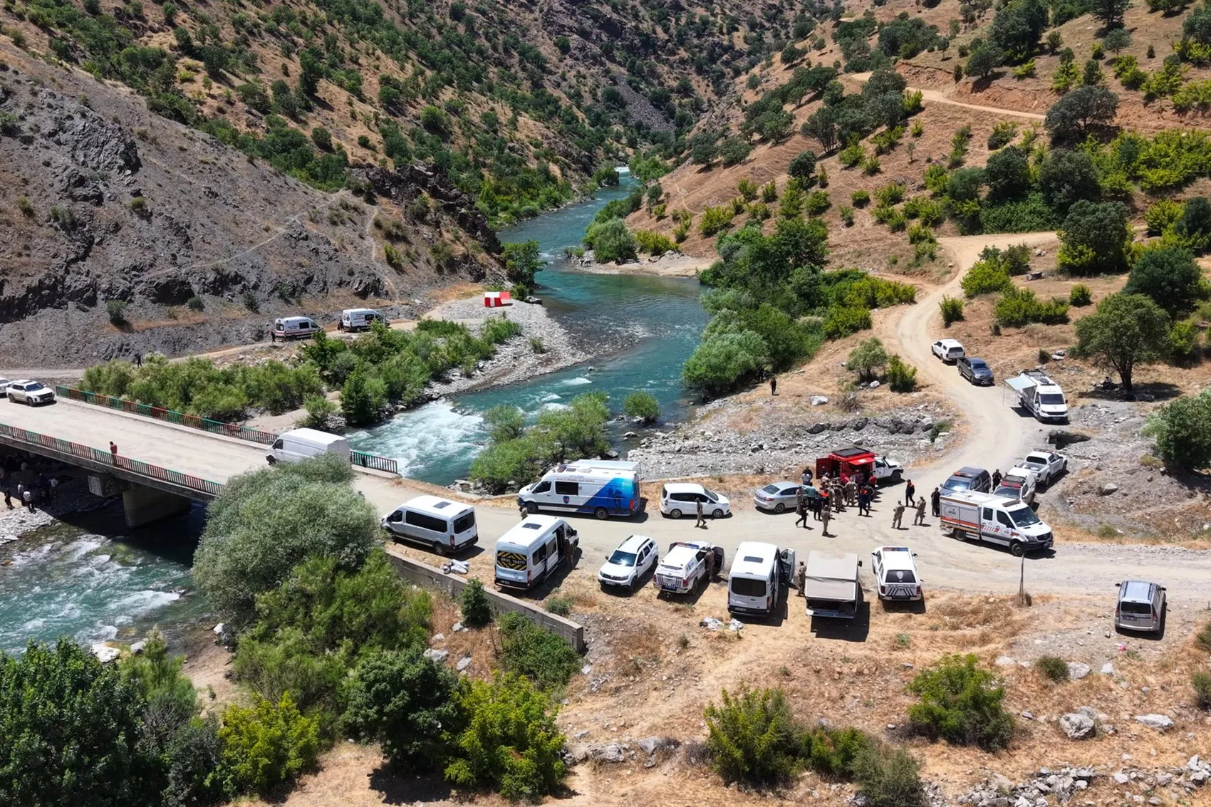 Bingöl’de çayda kaybolan kişiyi arama çalışmaları sürüyor