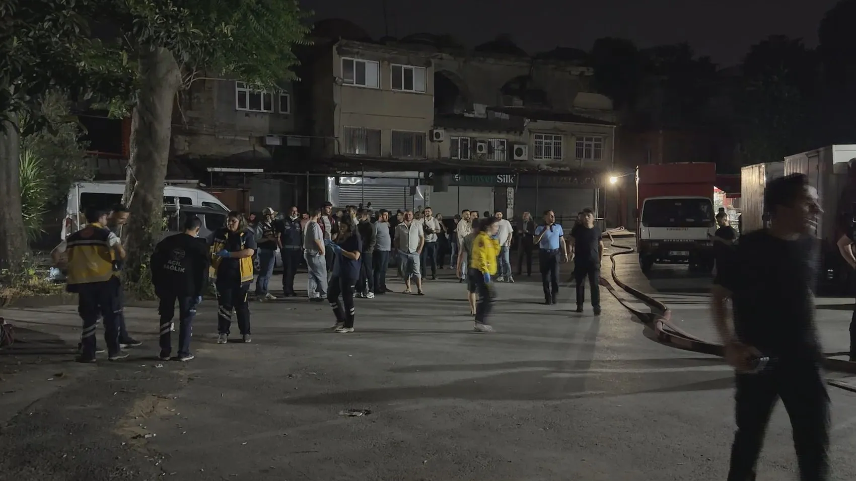 Tarihi Büyük Valide Hanı'nın çatısı alevlere teslim oldu