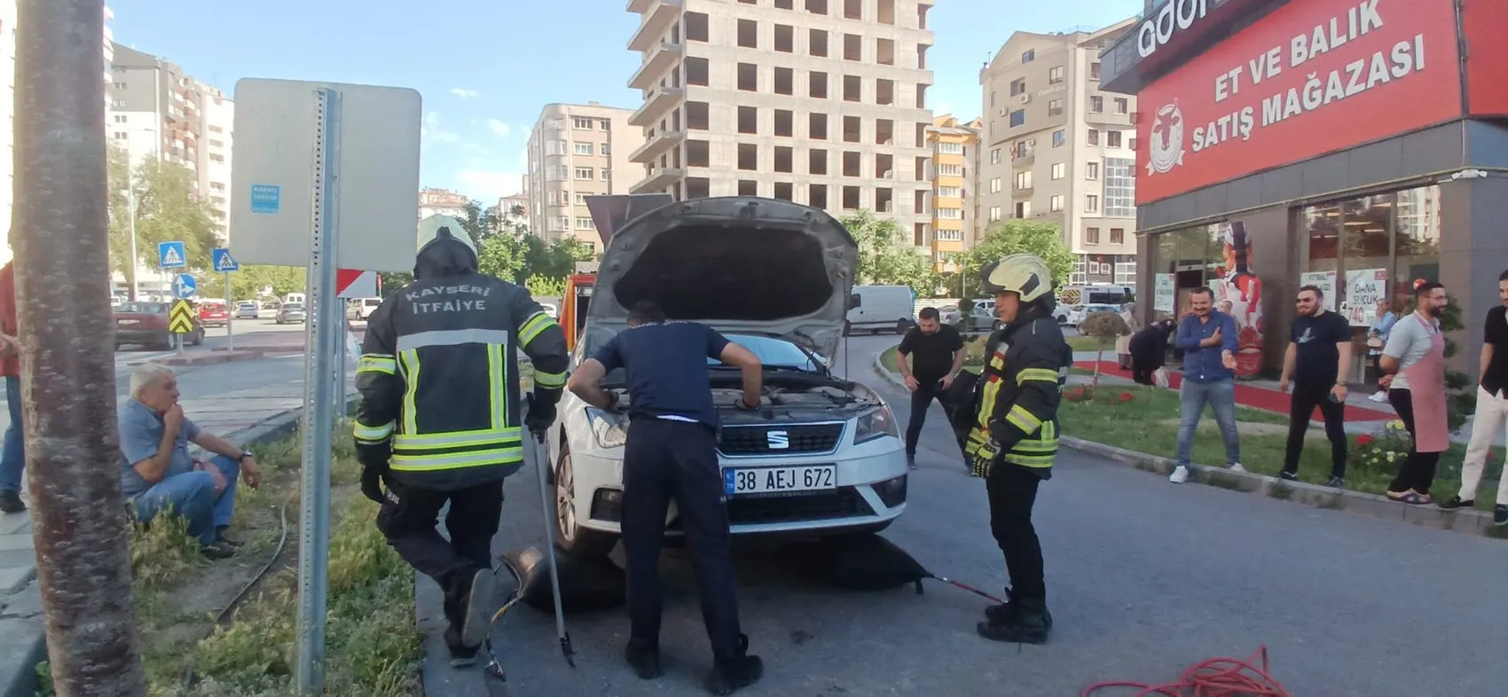 Kayseri'de otomobilden sarkan yılan paniği