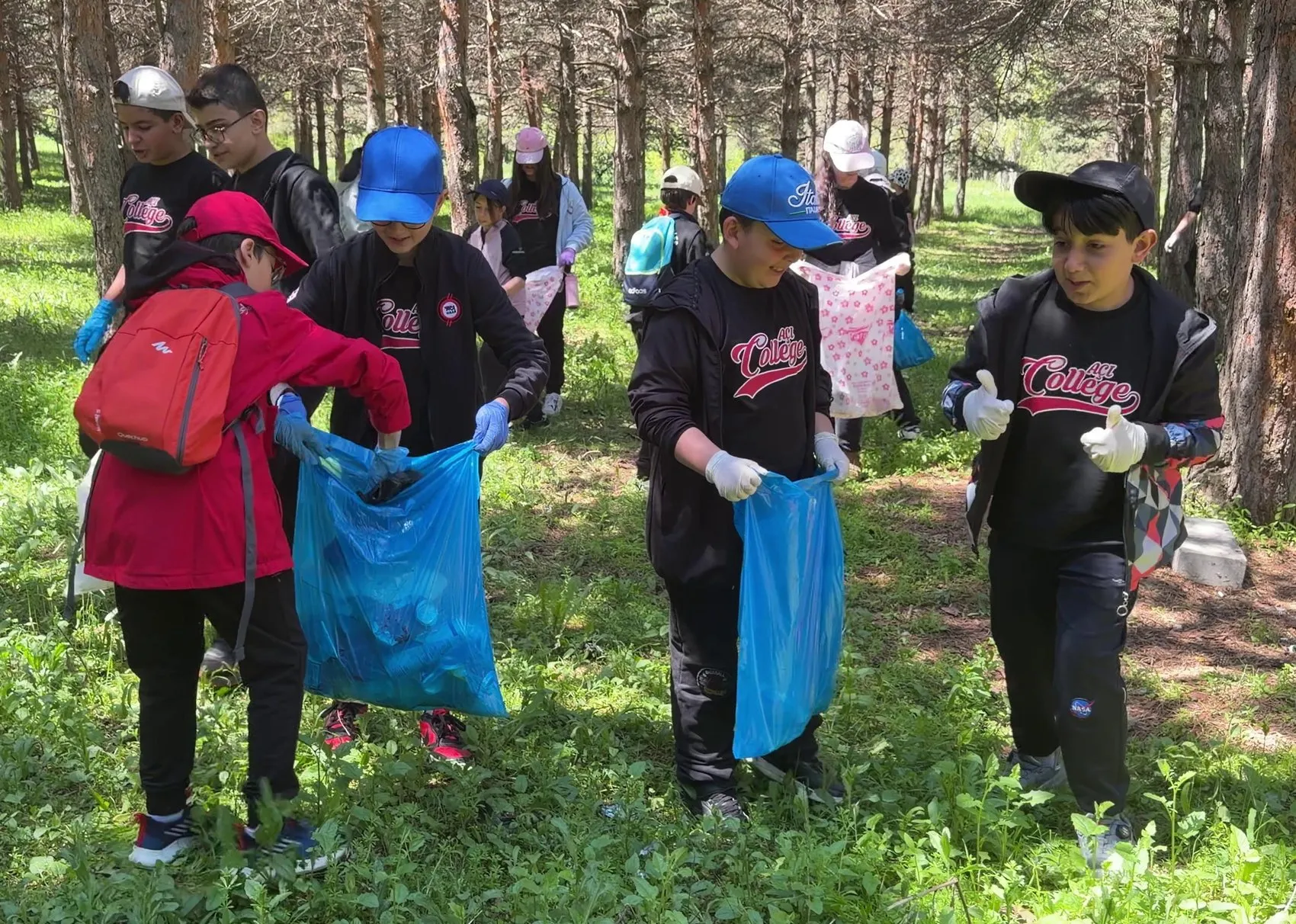 Erzurumlu öğrenciler kampüste temizlik hareketine katıldı