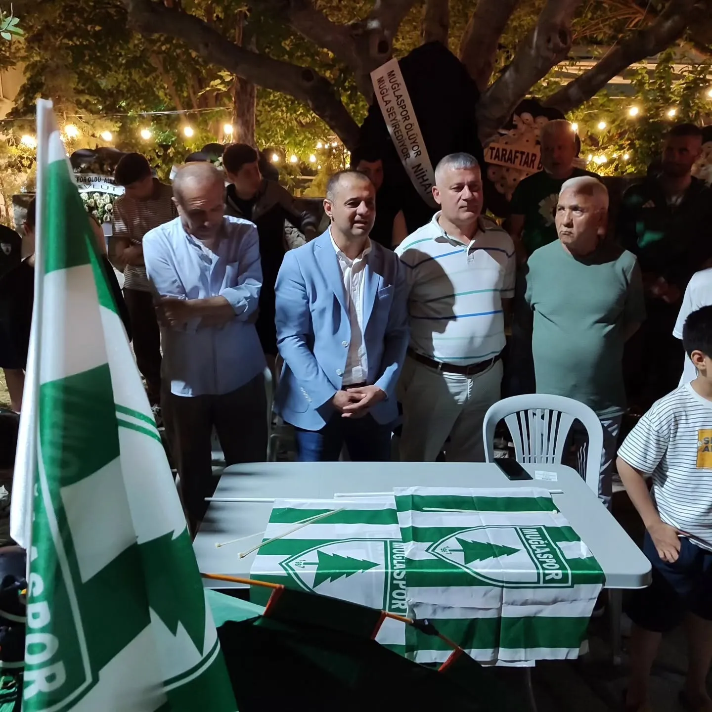 Muğlaspor’da belirsizlik protestosu Taraftarlar meydanda açlık grevine başladı