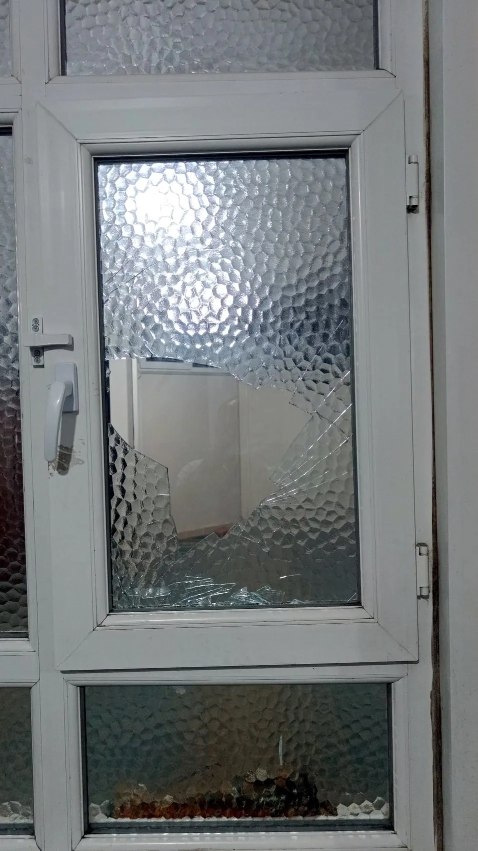 Esenyurt’ta uyarı alan çocuklar eğitim merkezini taş yağmuruna tuttu