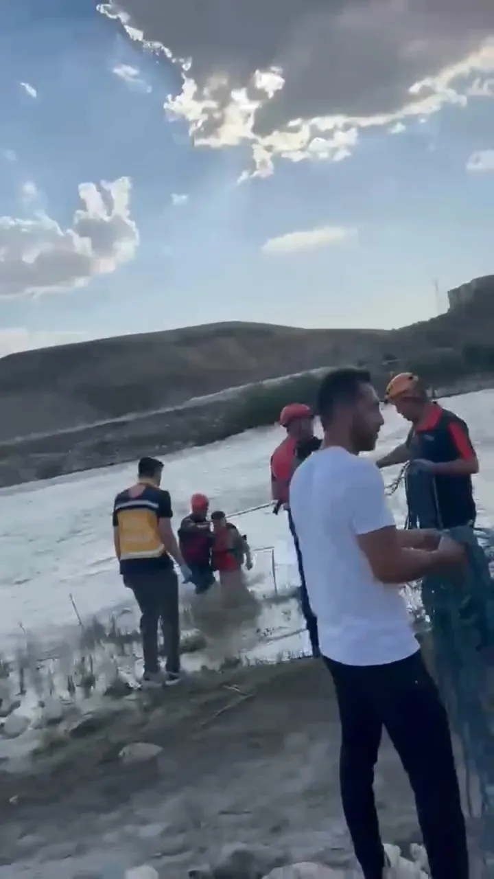 Siirt'te yükselen sular bir çocuğu kayalıkta mahsur bıraktı