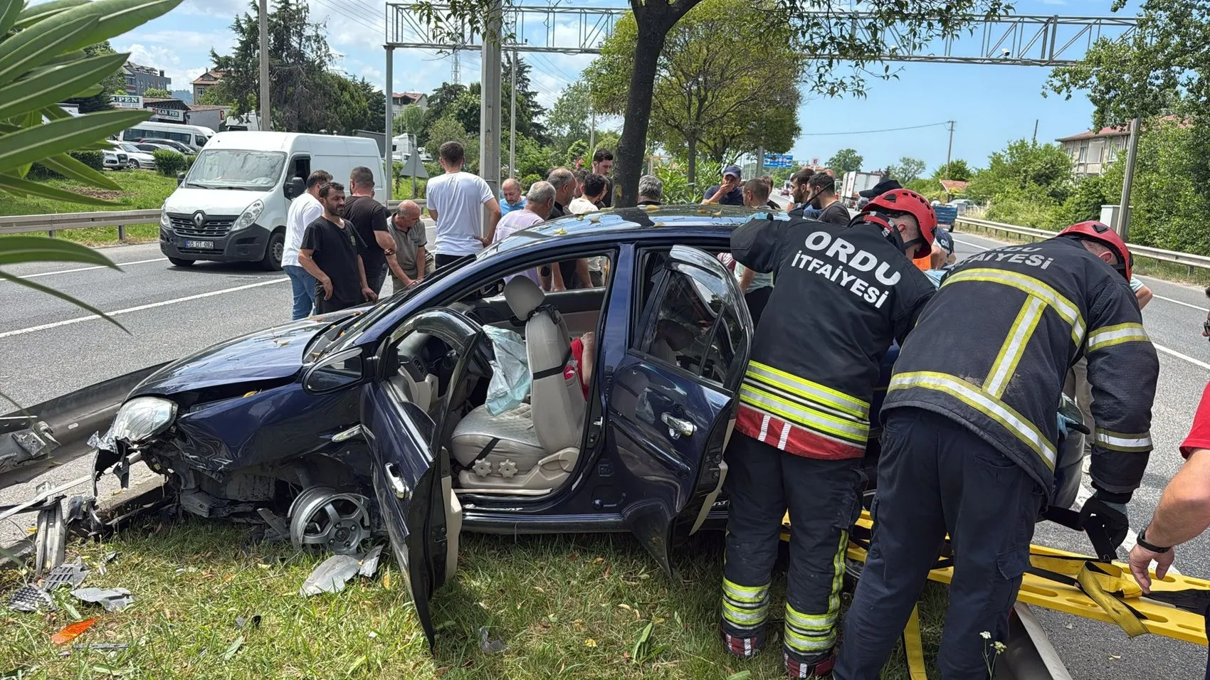 Fatsa'da otomobil bariyerlere çarptı Aynı aileden 4 kişi yaralandı