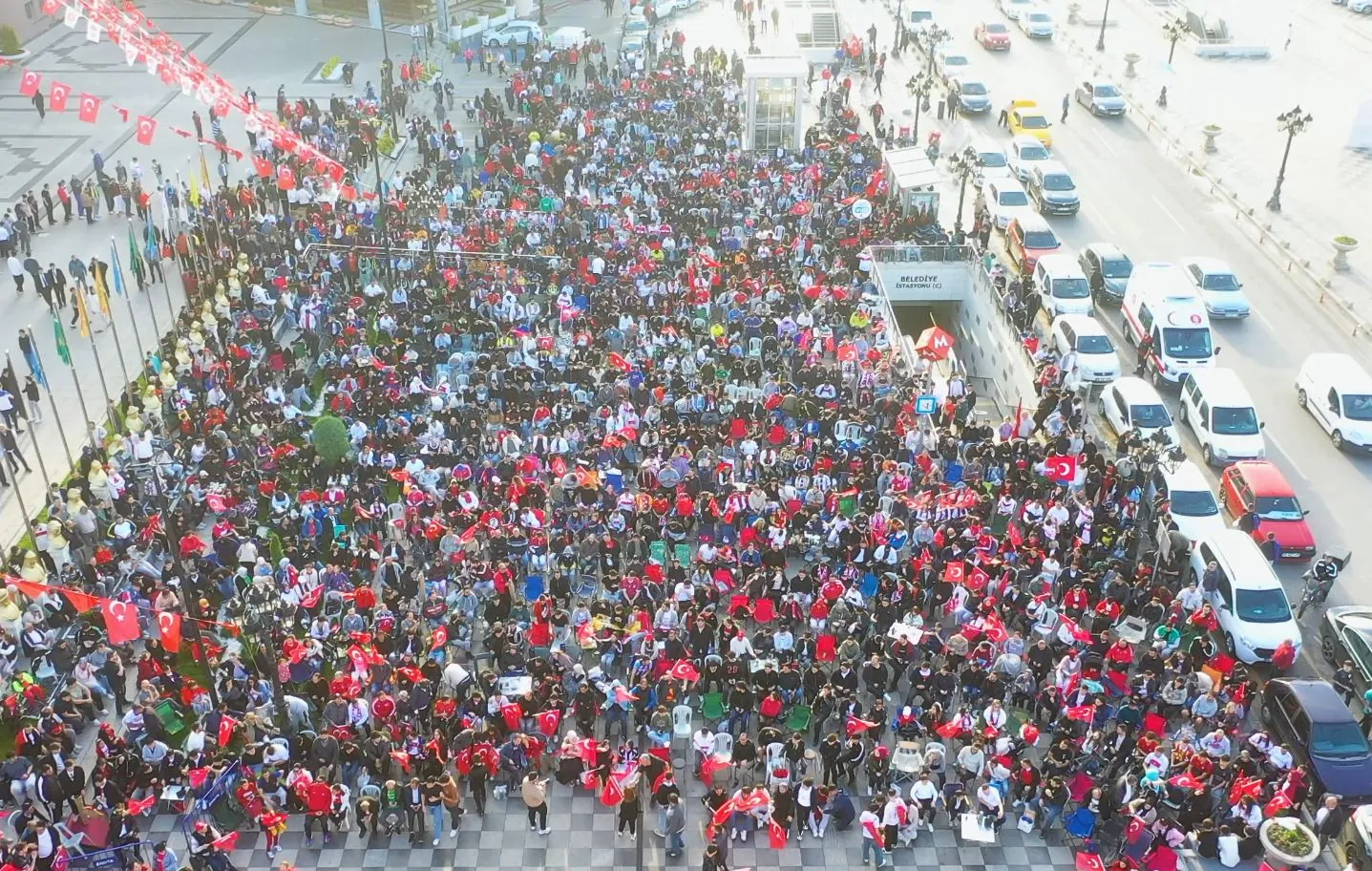 Keçiörenliler milli maç için sabahın ilk ışıklarıyla meydanda buluştu