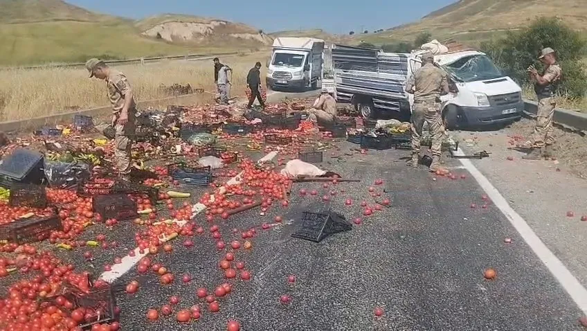 Silvan yolunda kamyonet kazası ürünleri yola döktü