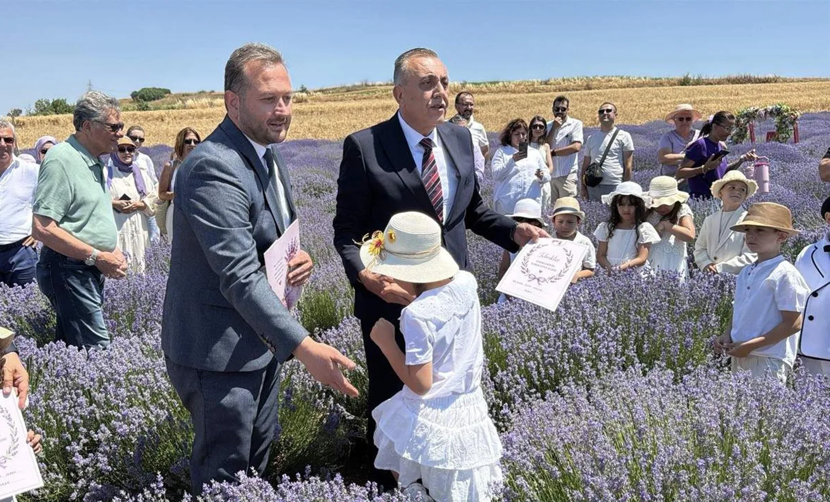 Tekirdağlı öğrenciler karnelerini mor lavanta tarlasında aldı