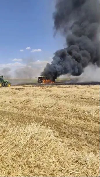 Mardin’de hasat sonrası anız yangını TIR’ı yuttu