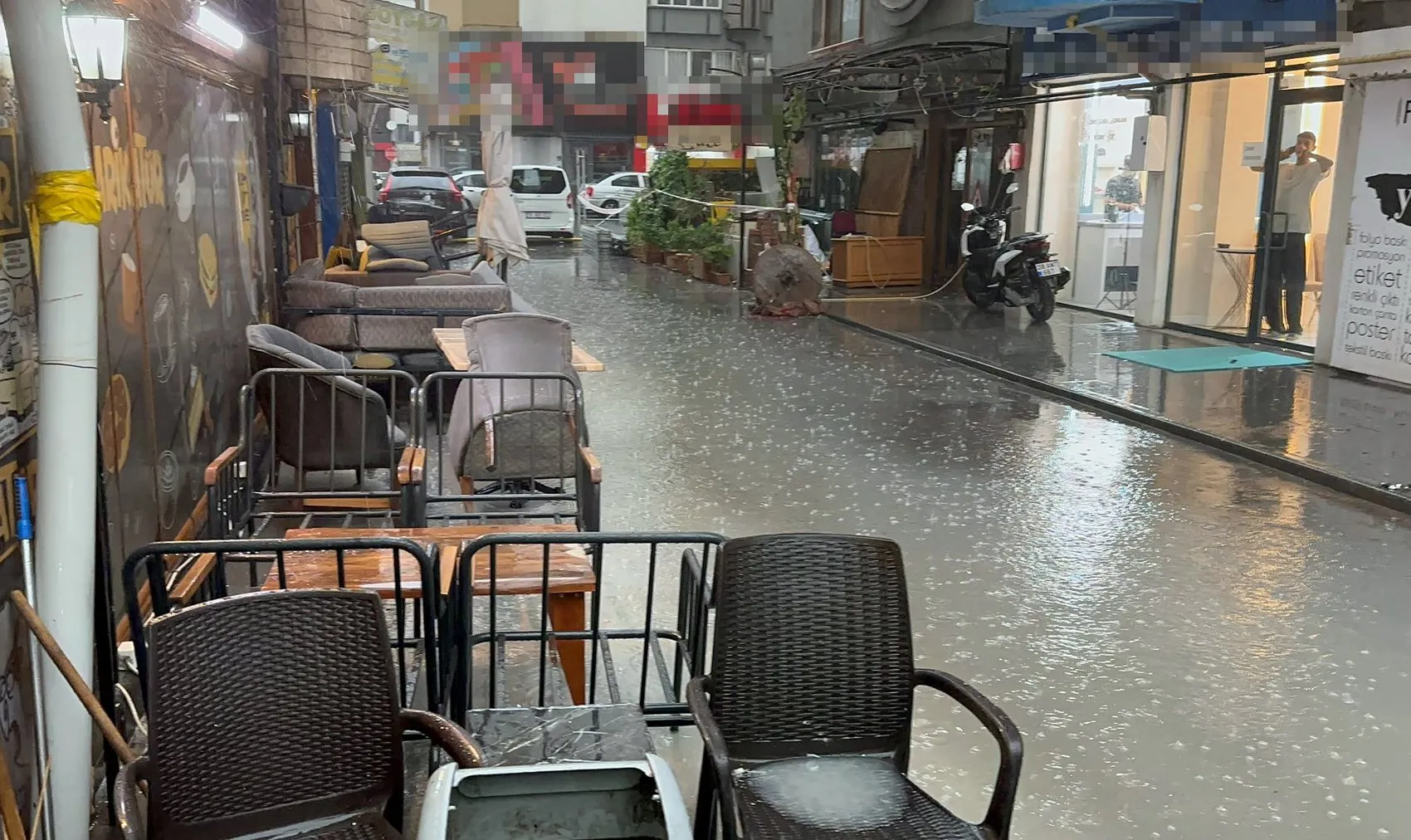 Kayseri'de aniden bastıran sağanak hayatı felç etti