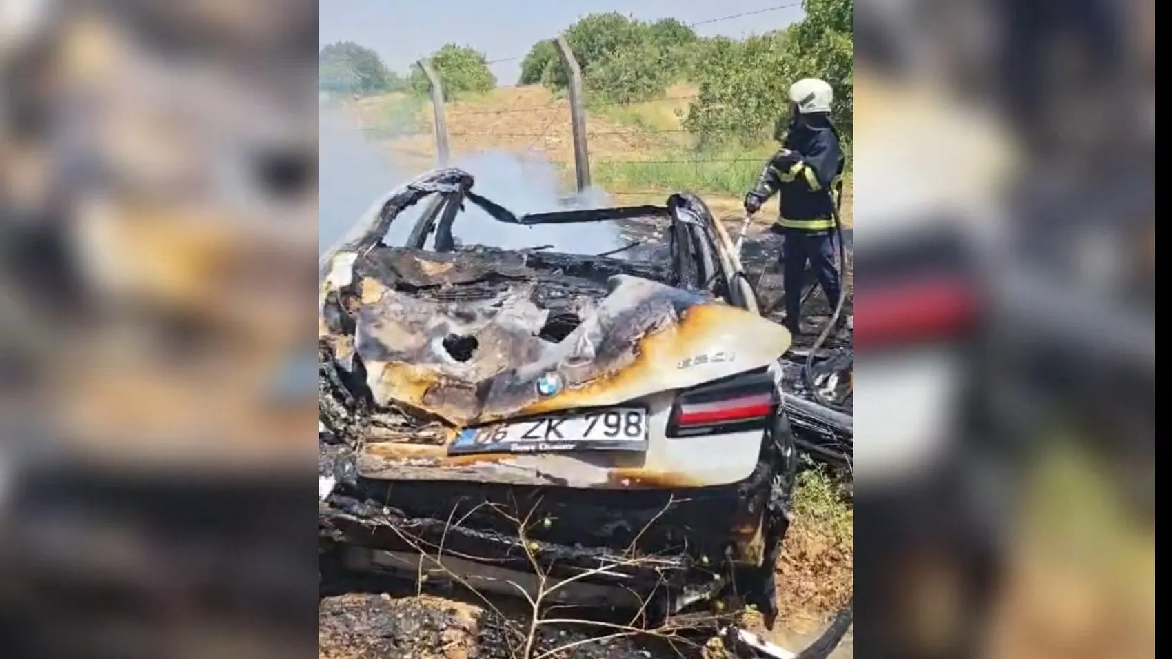 Yanan otomobildeki paraları kurtarma yarışı