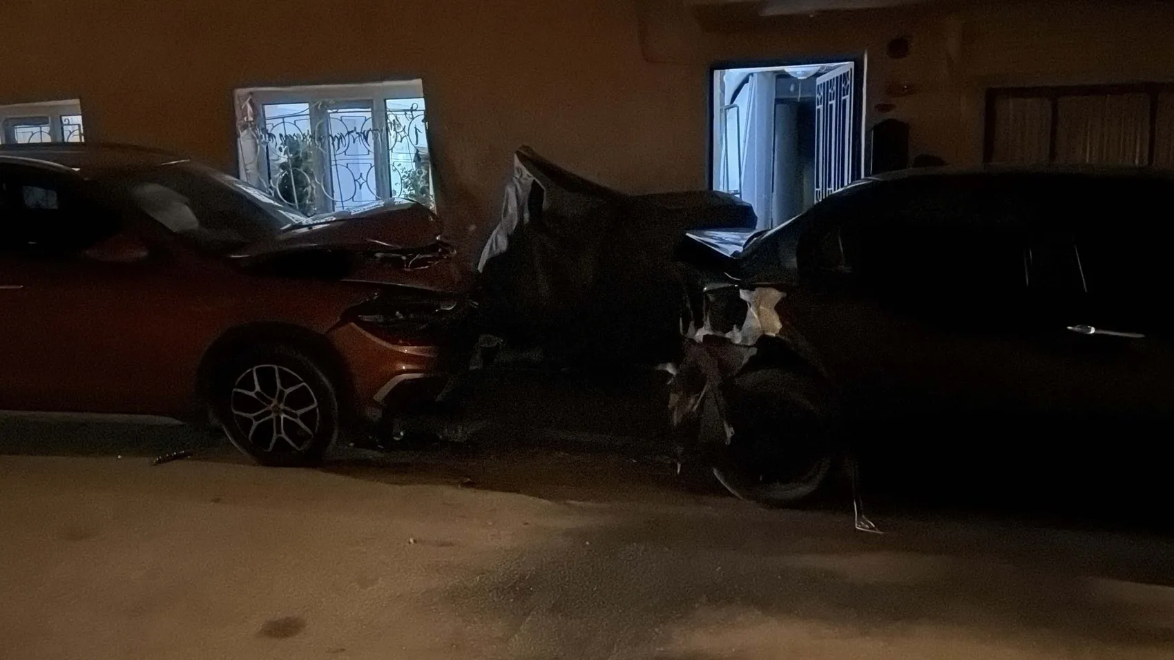 Eskişehir’de direksiyon hakimiyetini kaybetti park halindeki araçlara daldı