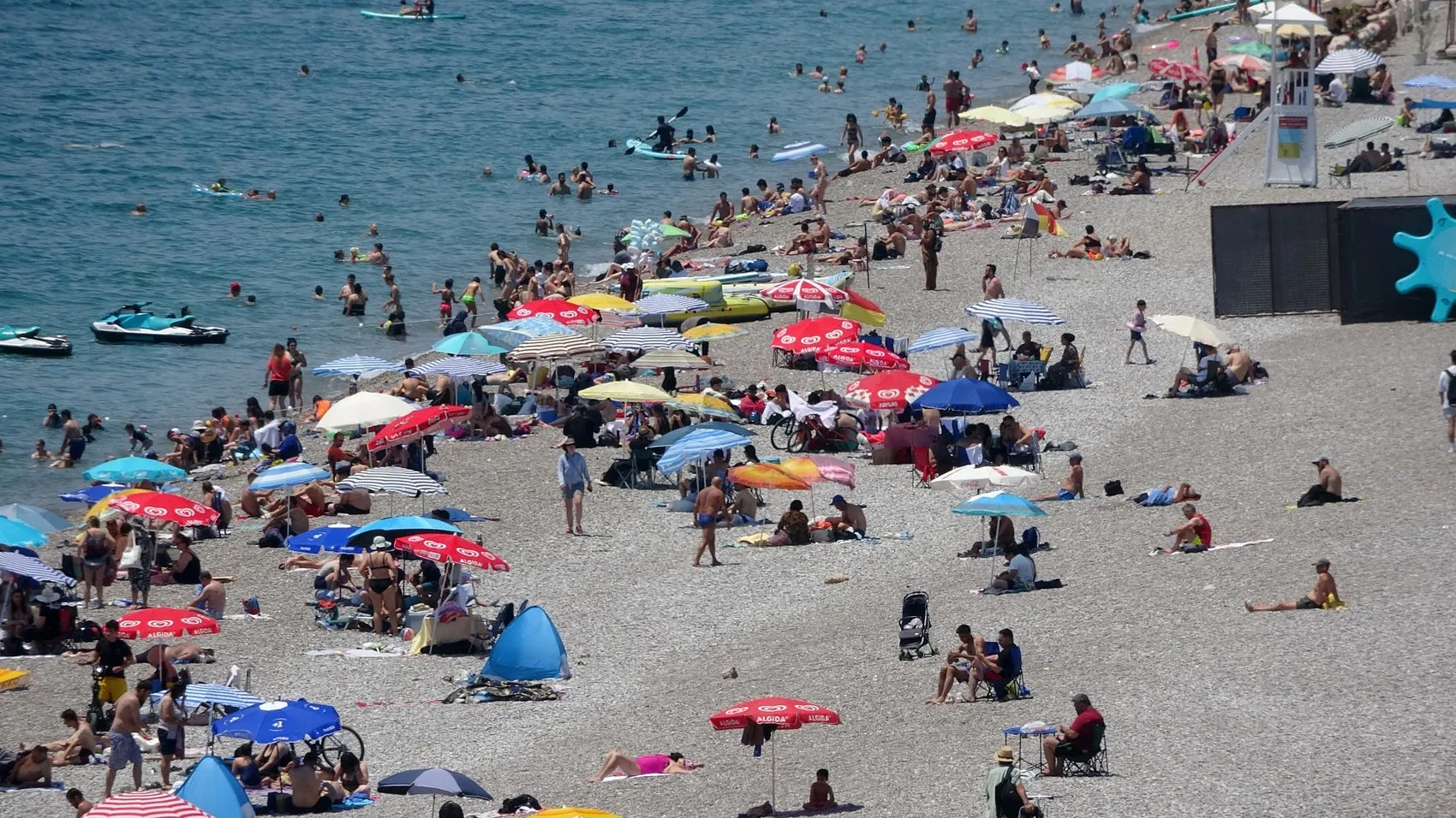 Antalya kavurucu sıcakla tanıştı sahiller dolup taştı