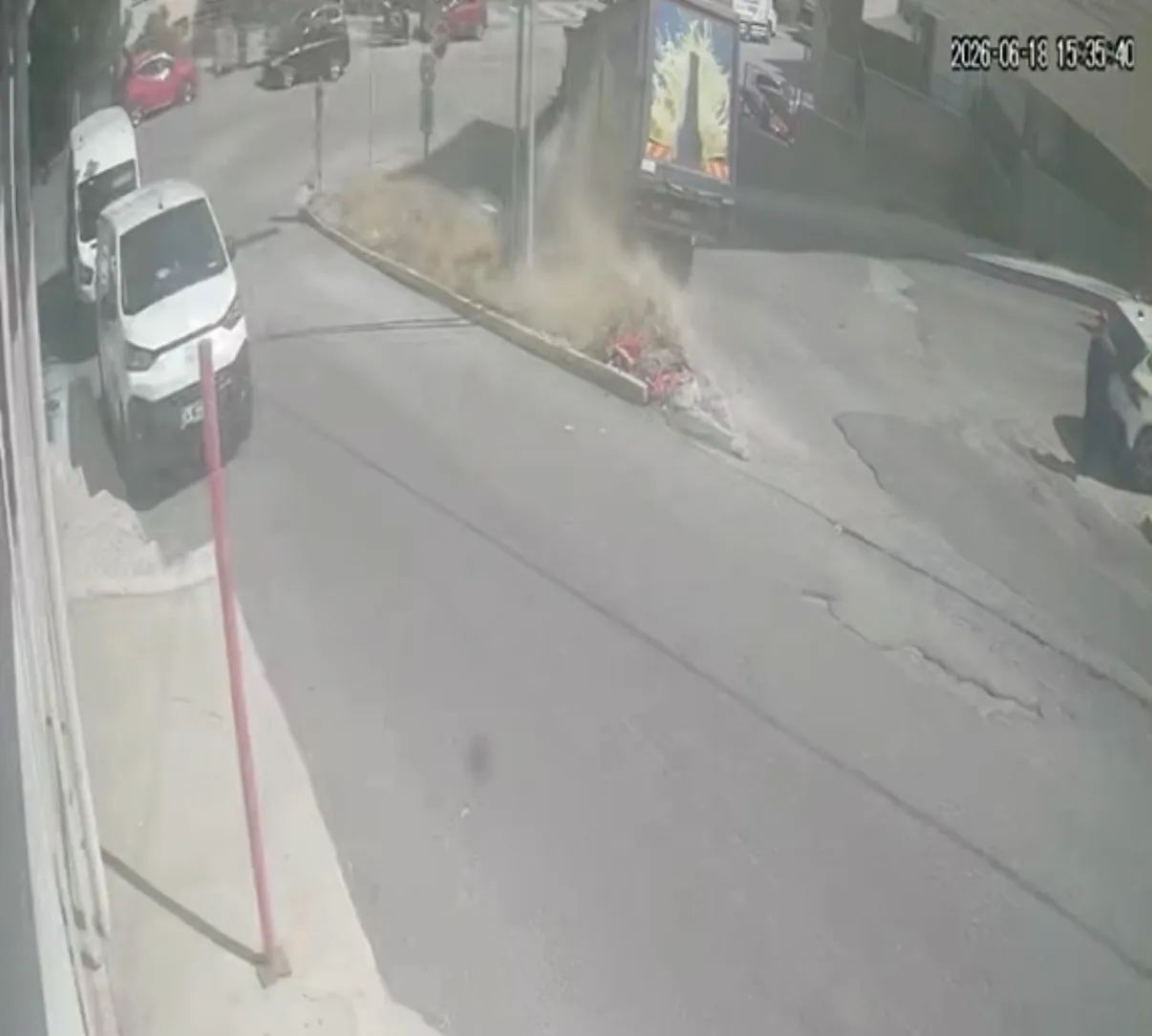 Maltepe'de freni patlayan kamyonet ortalığı birbirine kattı