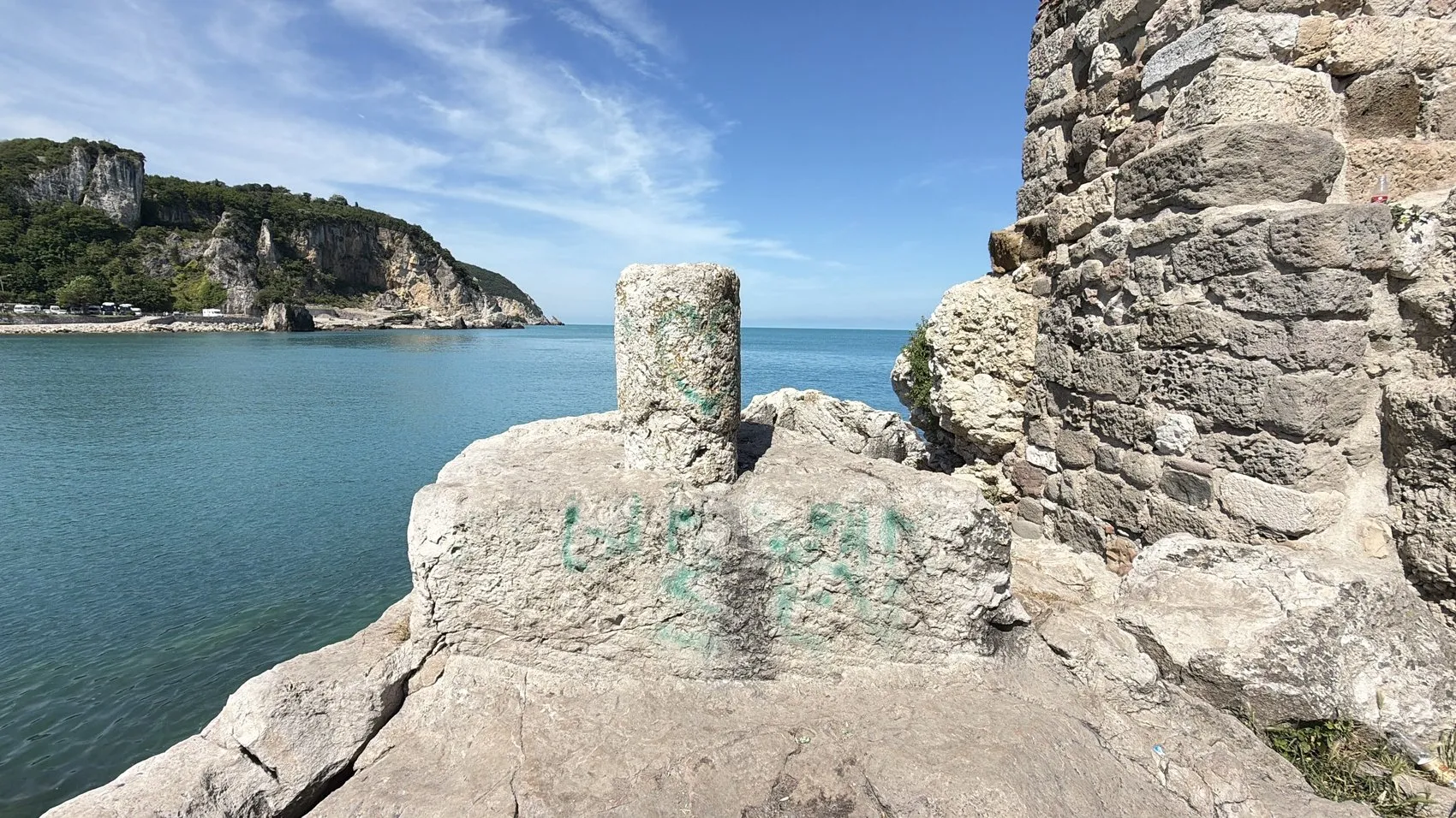 Amasra’nın tarihi Direkli Kaya’sına sprey boyalı saldırı