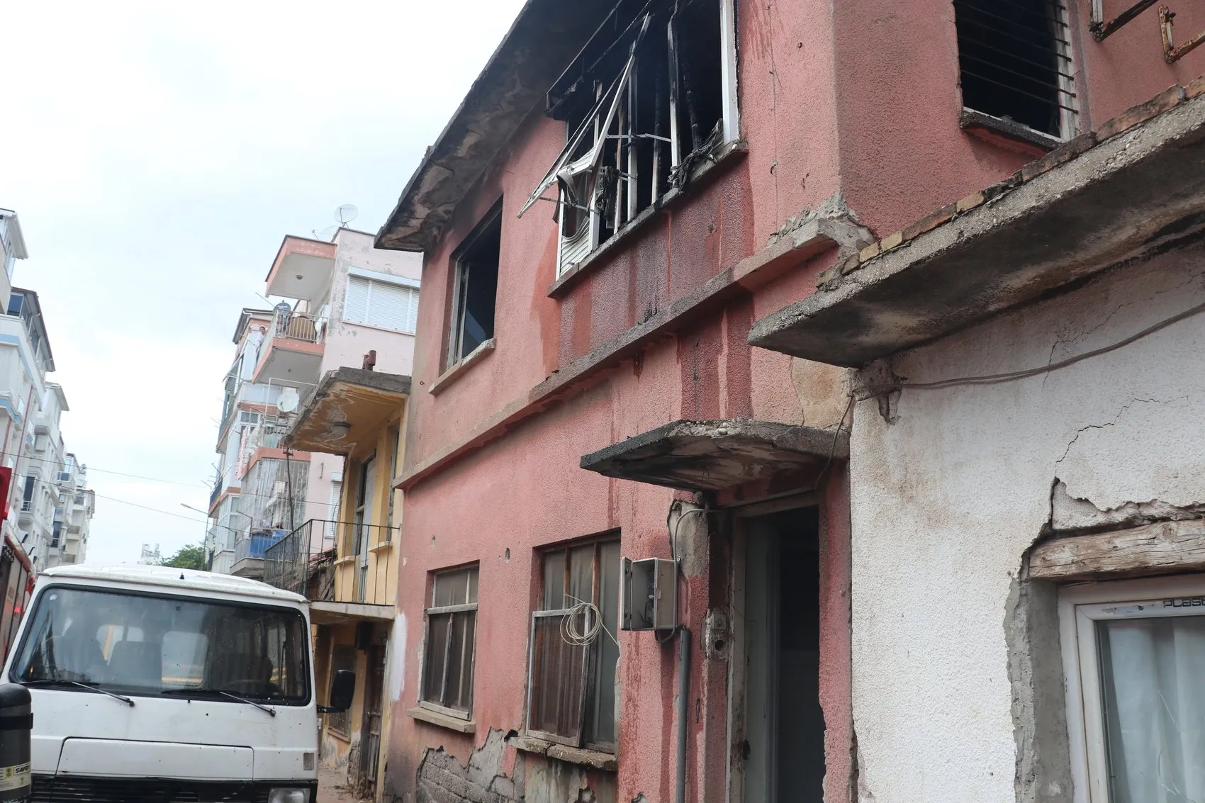 Antalya Muratpaşa'da müstakil evde korkutan yangın