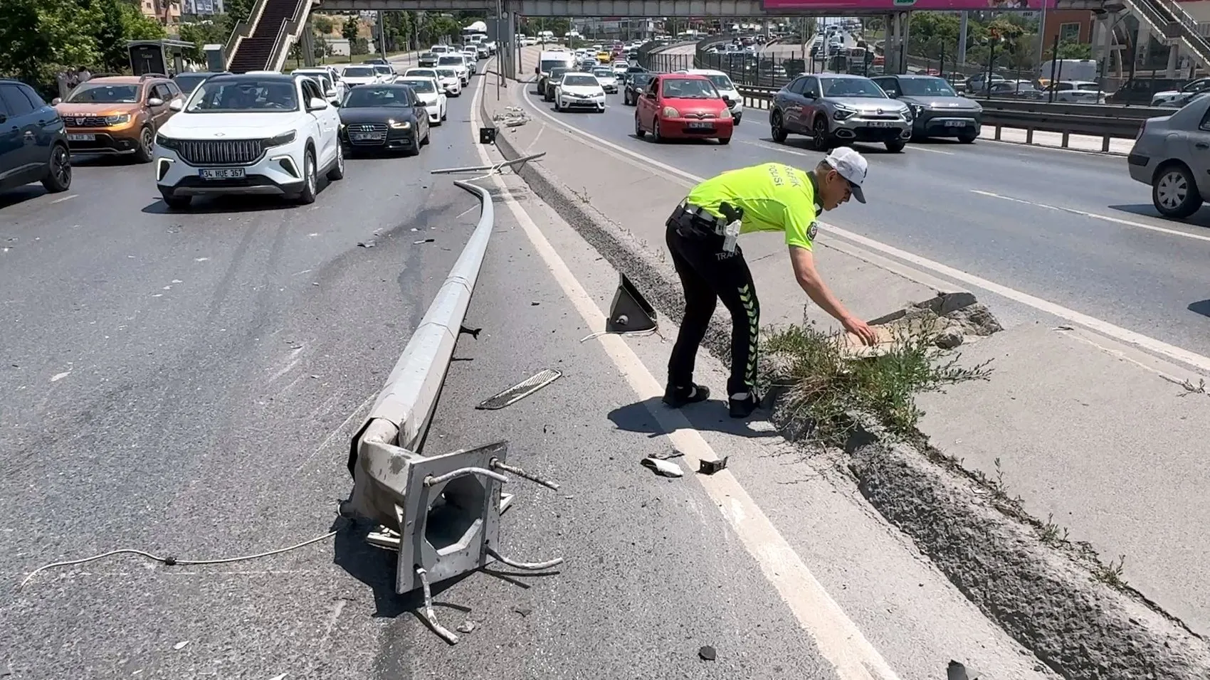 Avcılar'da kontrolden çıkan otomobil takla attı