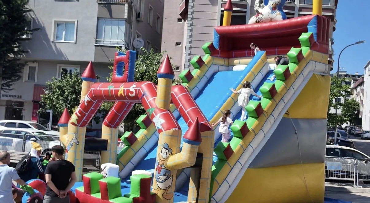 Üsküdar'da cami bahçesi oyun alanına dönüştü