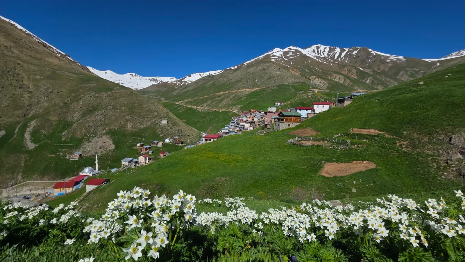 Kaçkar Dağları’nda aynı anda iki mevsim yaşanıyor