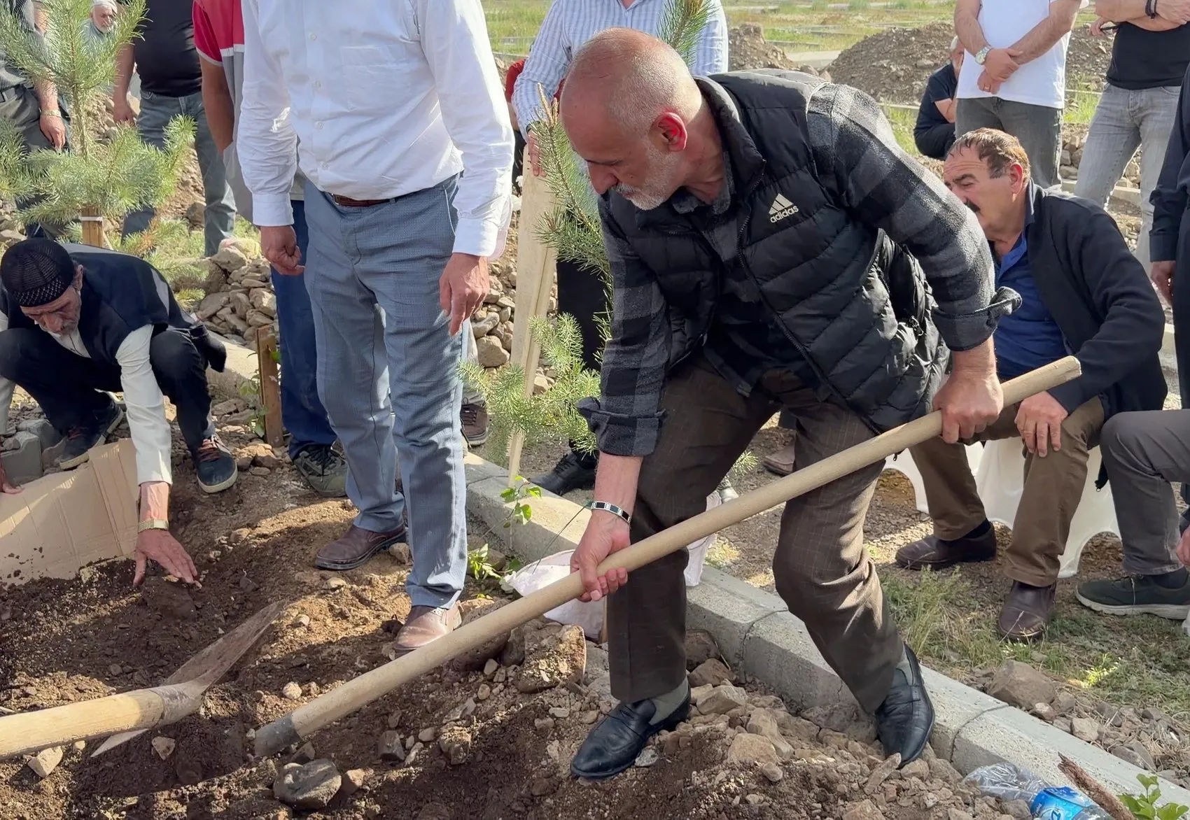 Erzurum'da yürek yakan veda 19 gün sonra ağabeyinin yanına defnedildi