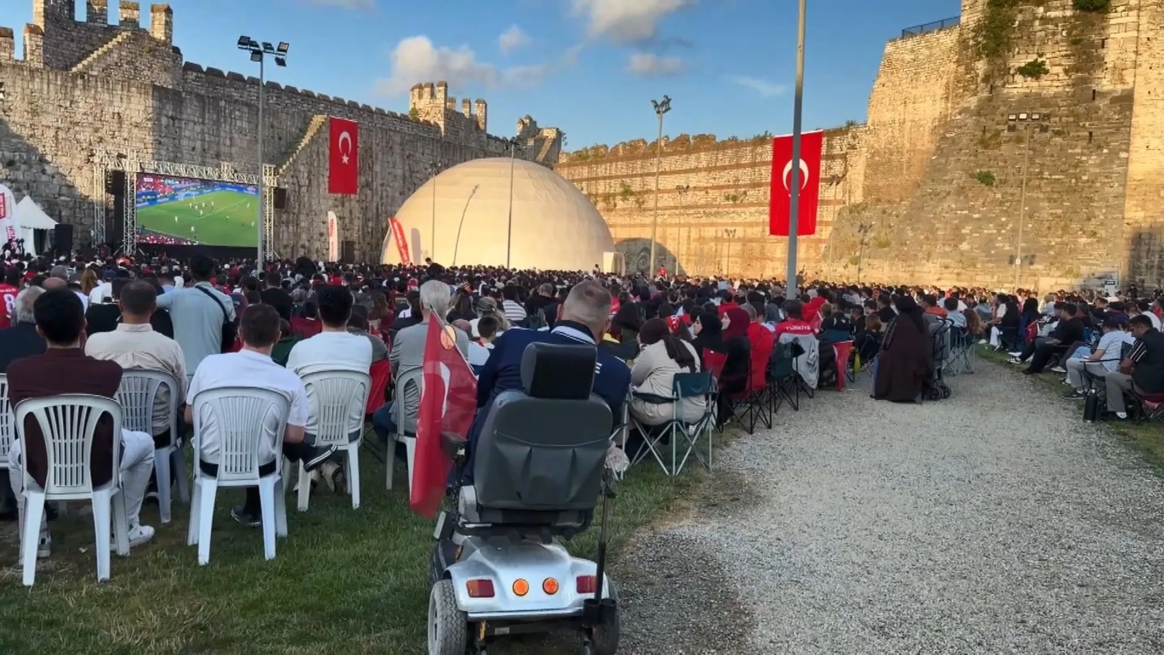 Yedikule Hisarı'nda dev ekranda milli heyecan