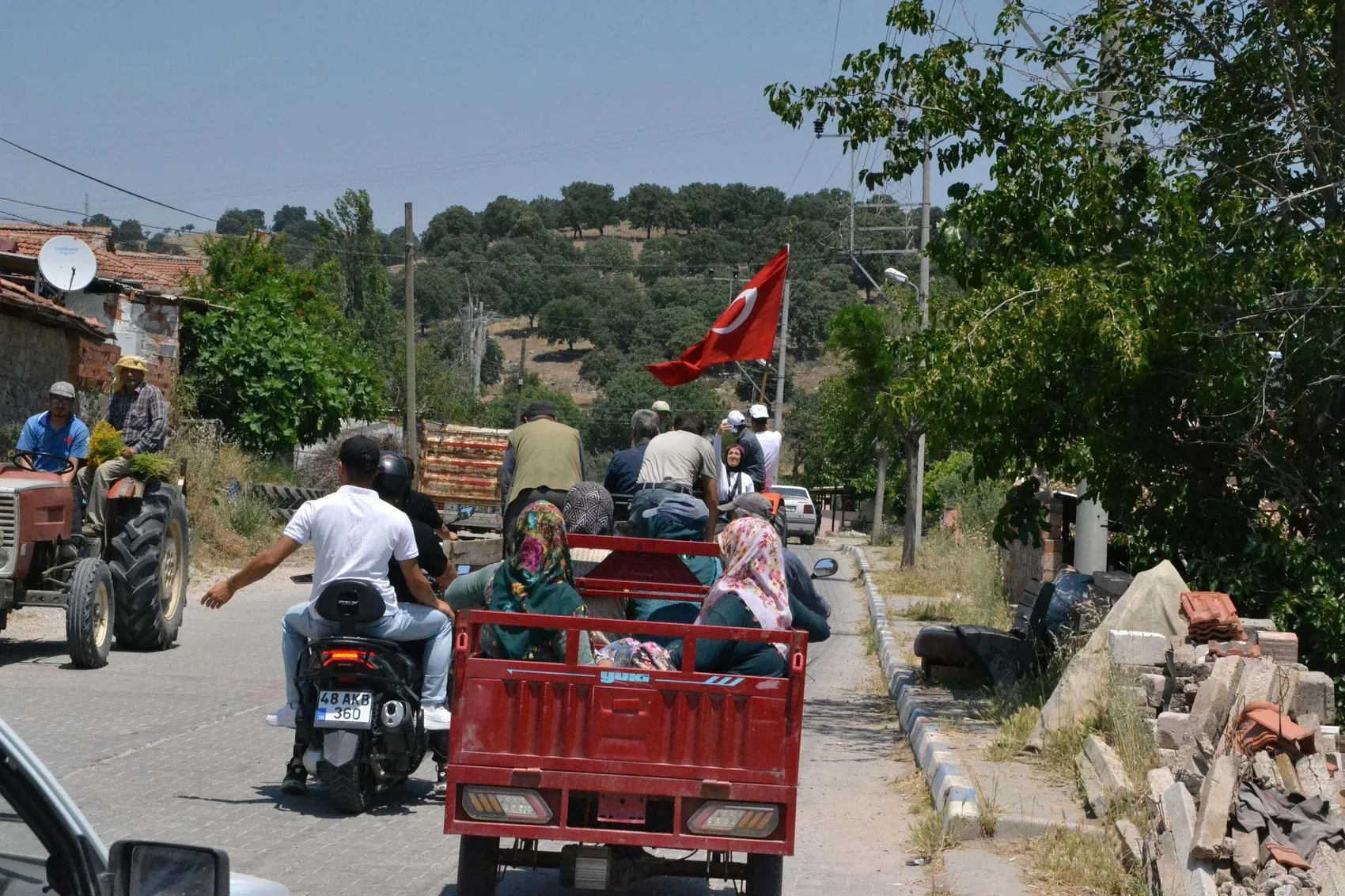 Manisalılar yeni mezarlık projesine traktörleriyle karşı çıktı