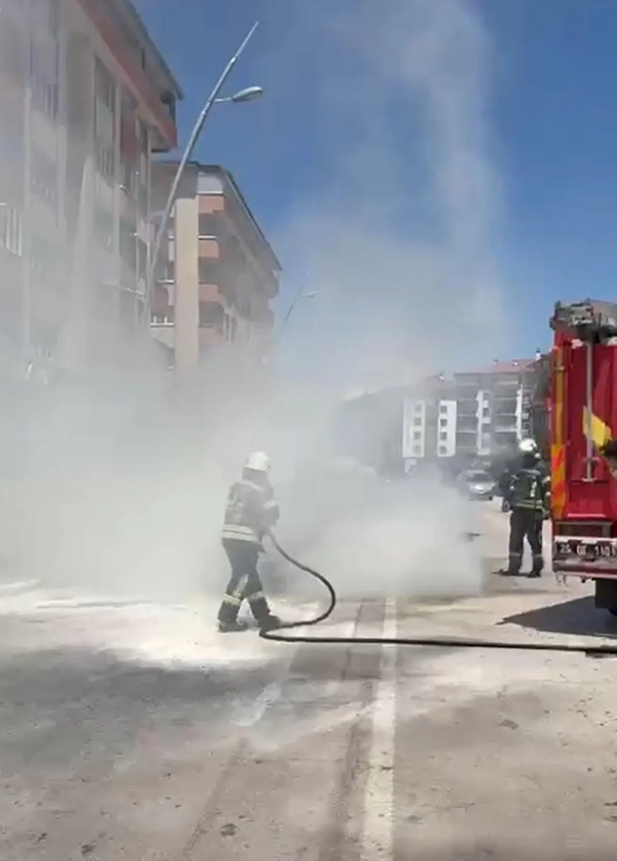 Erzurum’da seyir halindeki otomobil alevlere teslim oldu