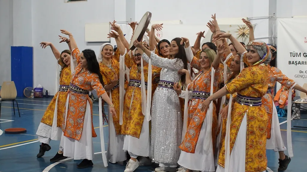 Siirtli öğretmenler sahneye dönüyor