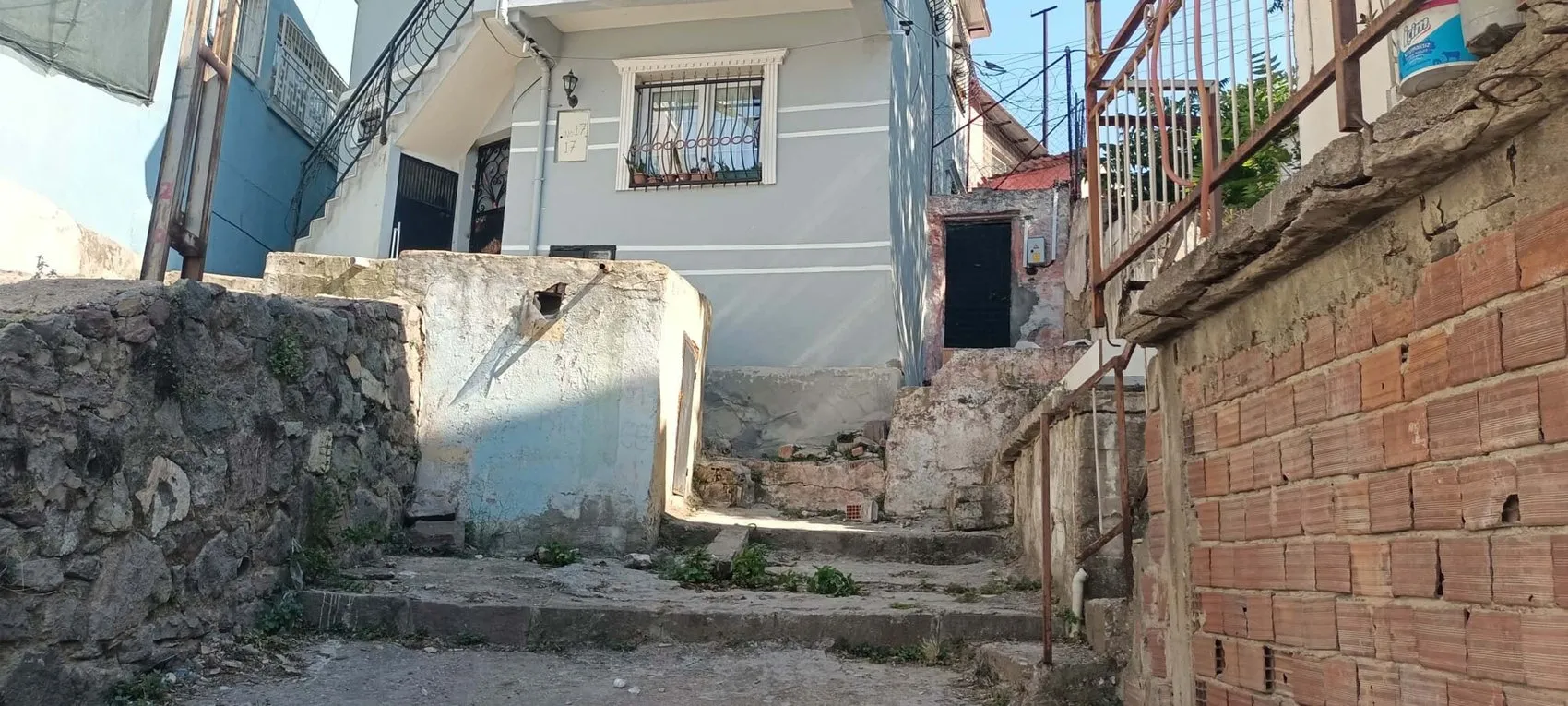 İzmir'de boşandığı eşinin kezzaplı saldırısına uğrayan kadın hayatını kaybetti