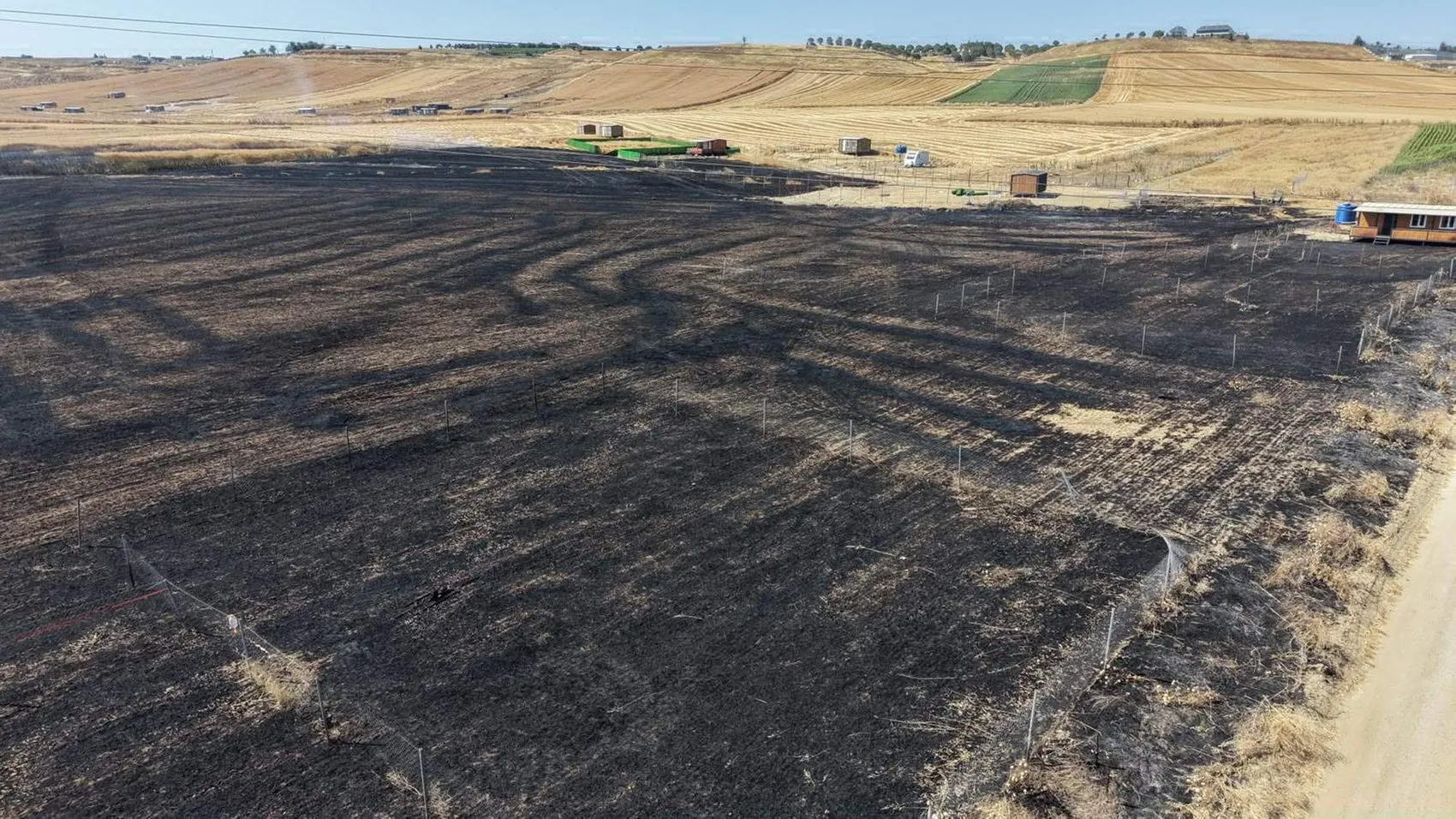 Tekirdağ’da tarla yangını Baraka ve karavanlar kül oldu