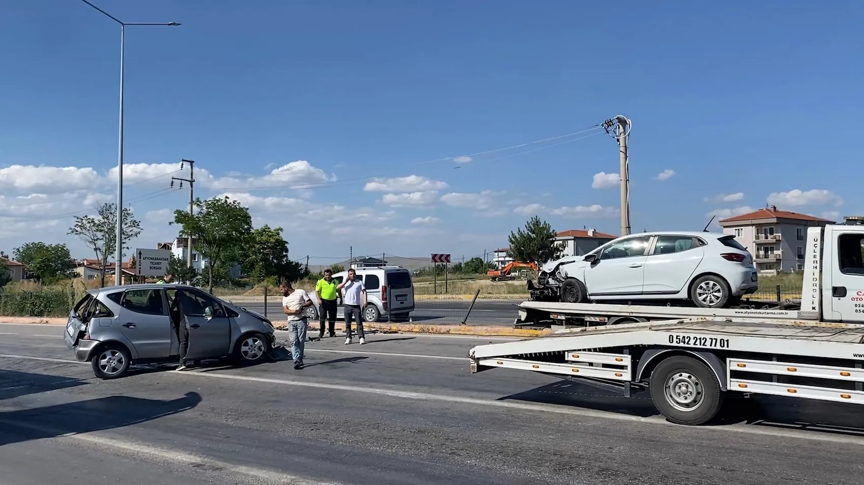 Afyonkarahisar yolunda ambulansa yol verme çabası zincirleme kazaya dönüştü
