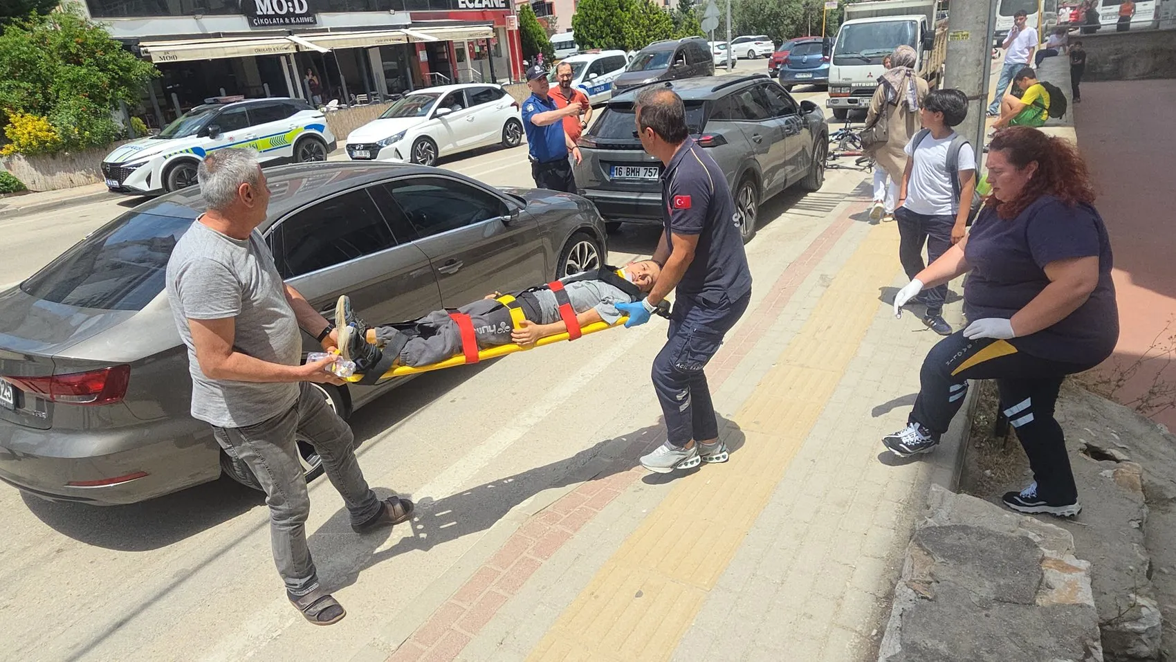 Orhangazi'de kontrolden çıkan araç apartman bahçesine uçtu
