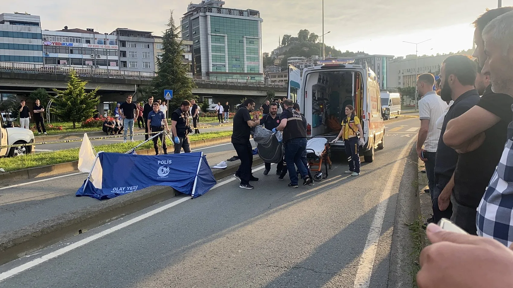 Rize’de yaya geçidinde ölümlü kazaya yol açan sürücü kayıplara karıştı