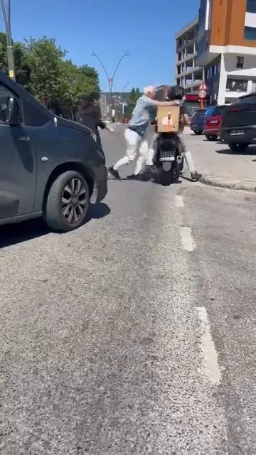 Kartal’da kuryeyle kavgaya tutuşan sürücü vitesi unutunca kaza yaptı