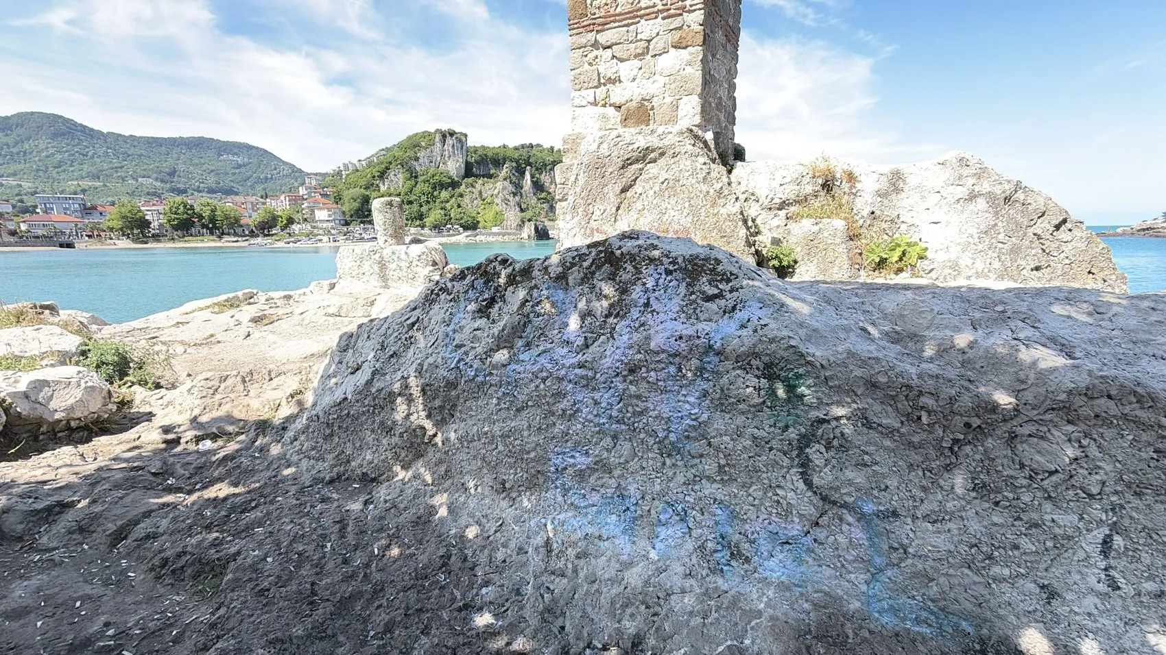 Amasra’nın tarihi Direkli Kaya’sına sprey boyalı saldırı