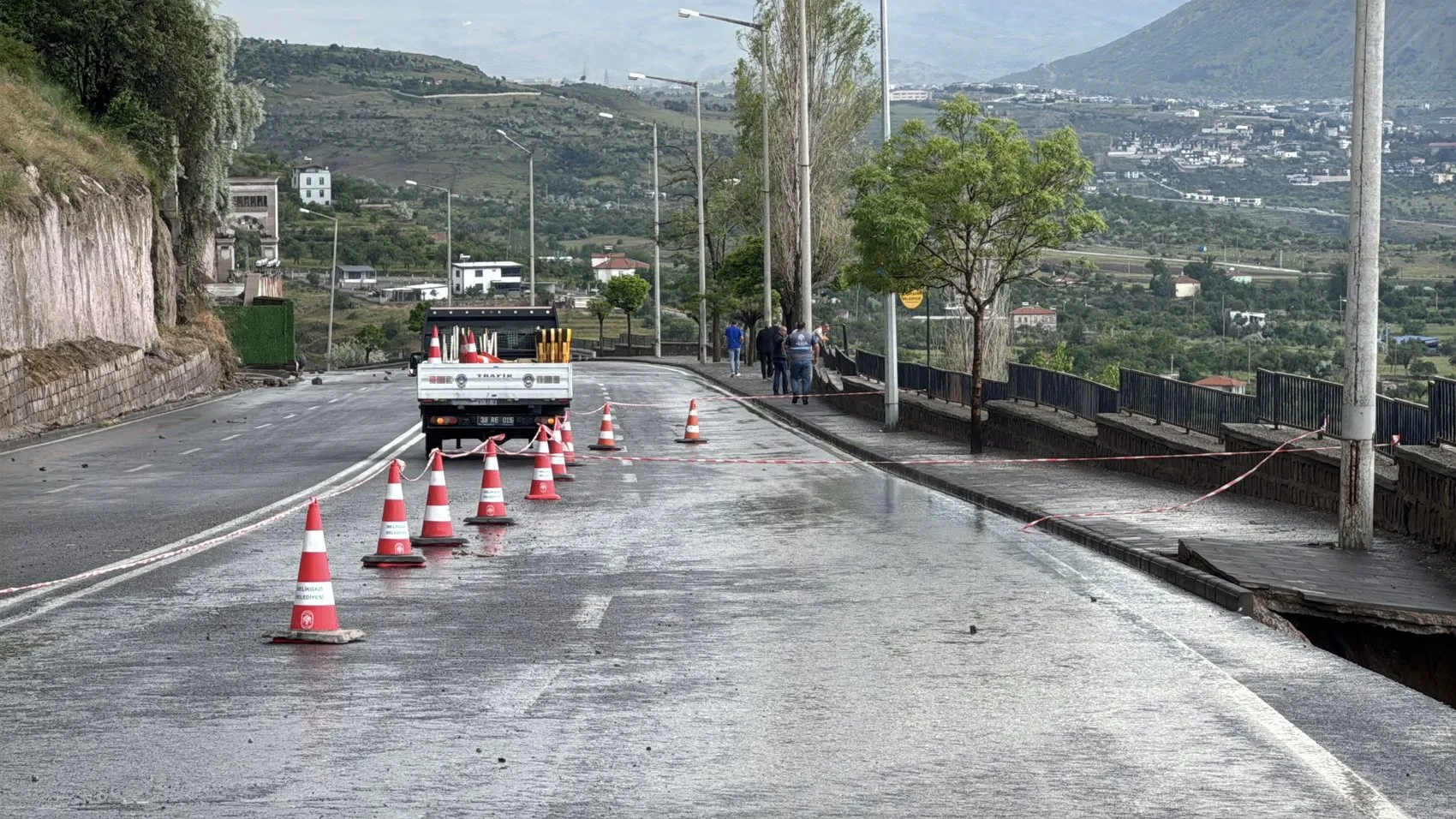 Kayseri'de sağanak duvarı yıktı geçti
