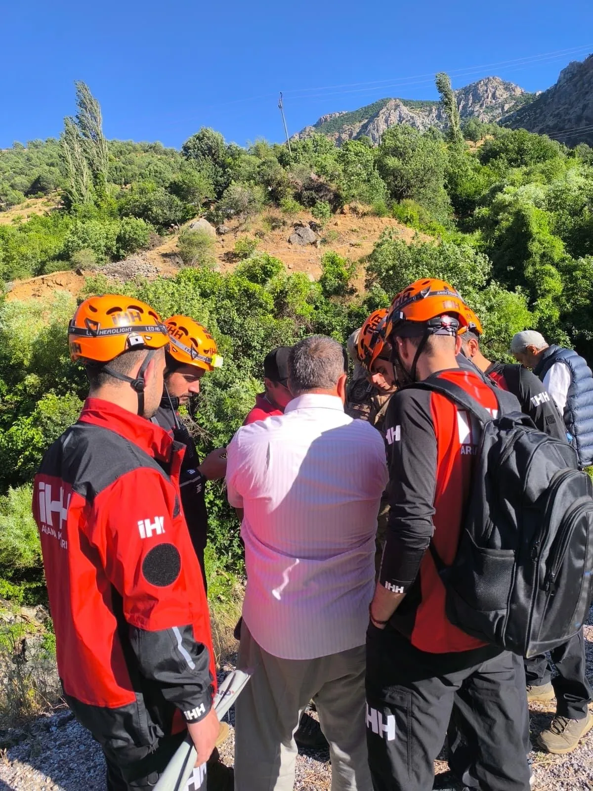 Bitlis'te serinlemek için girdikleri derede bir çocuk kayboldu