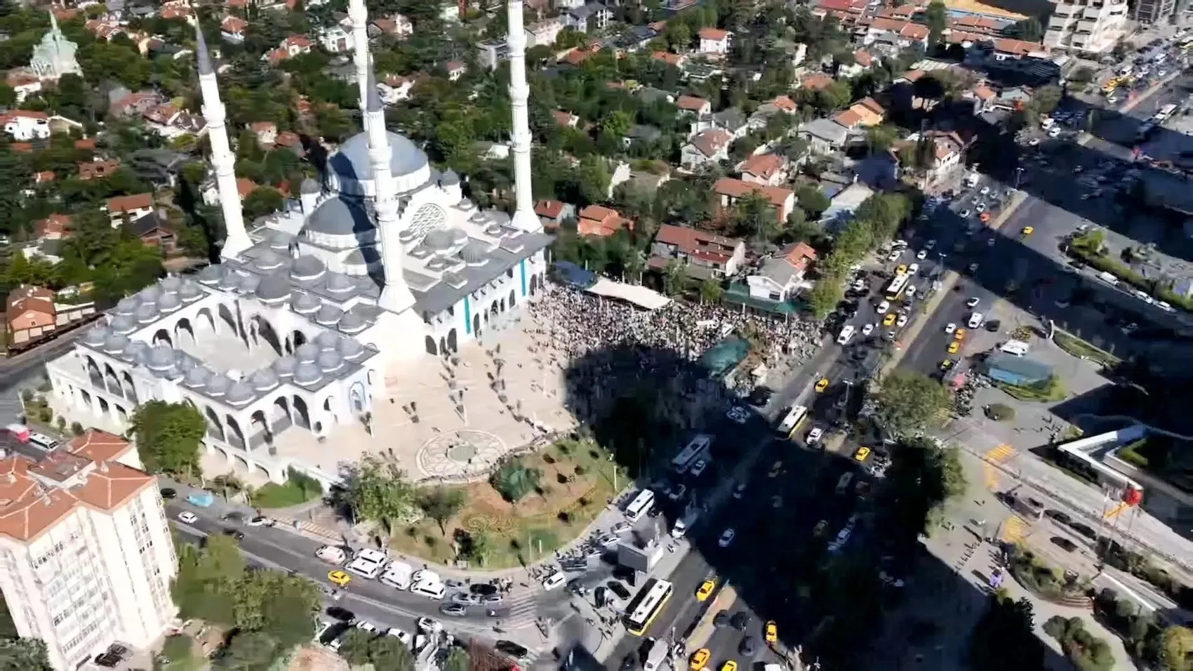 Yeşilçam’ın dev ismi Kadir İnanır son yolculuğuna uğurlandı