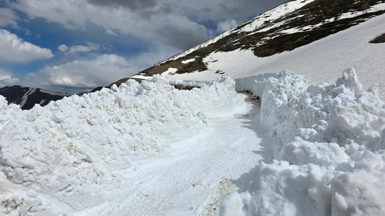 Artvin’de kar duvarları ekipleri zorluyor