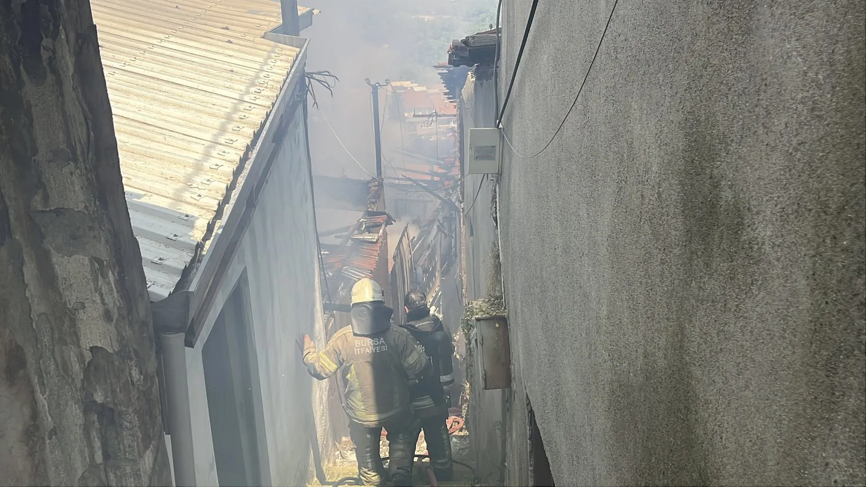 Bursa'da bir yangın iki aileyi evsiz bıraktı