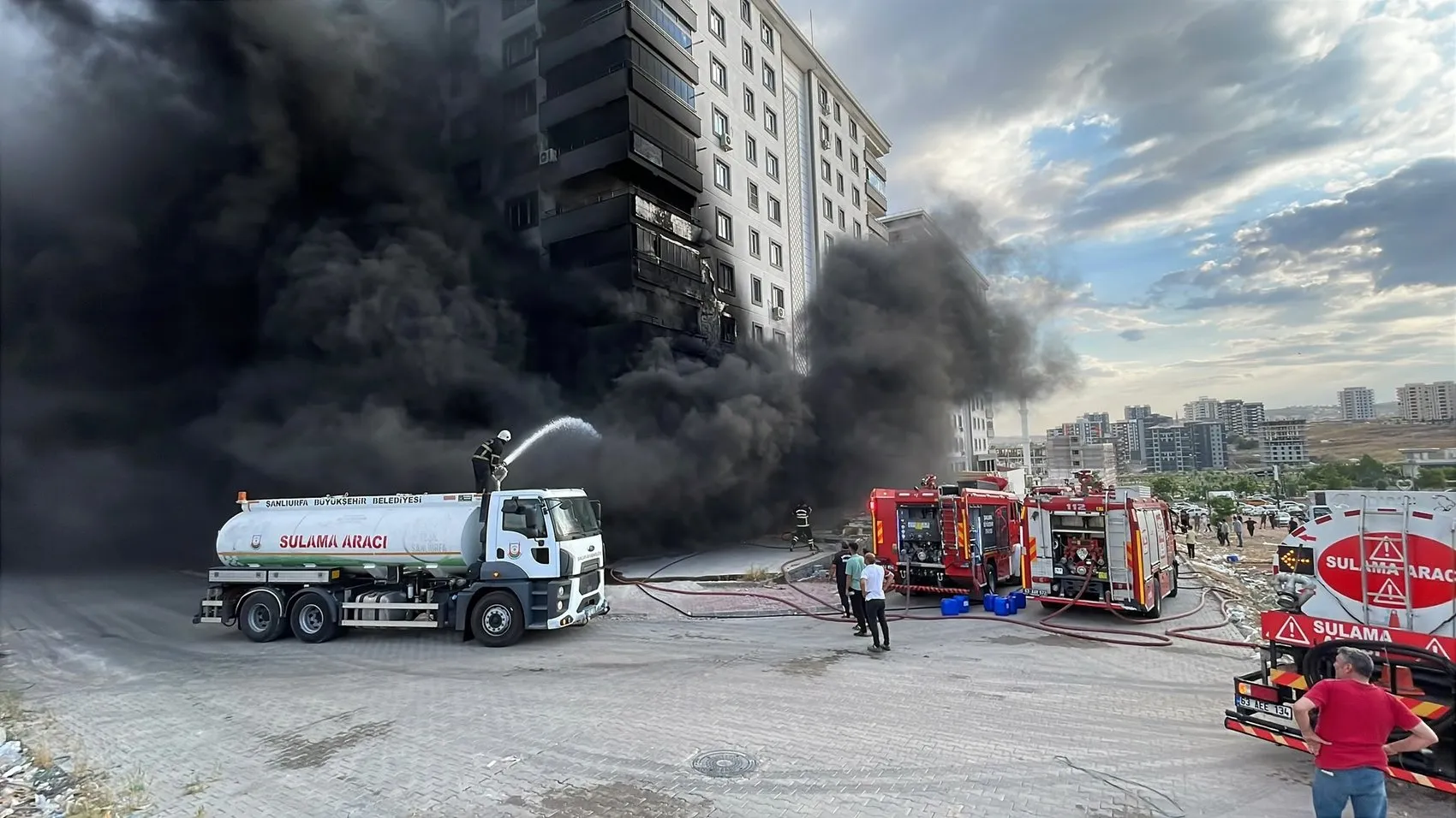 Şanlıurfa'da 10 katlı binanın altında korkutan yangın